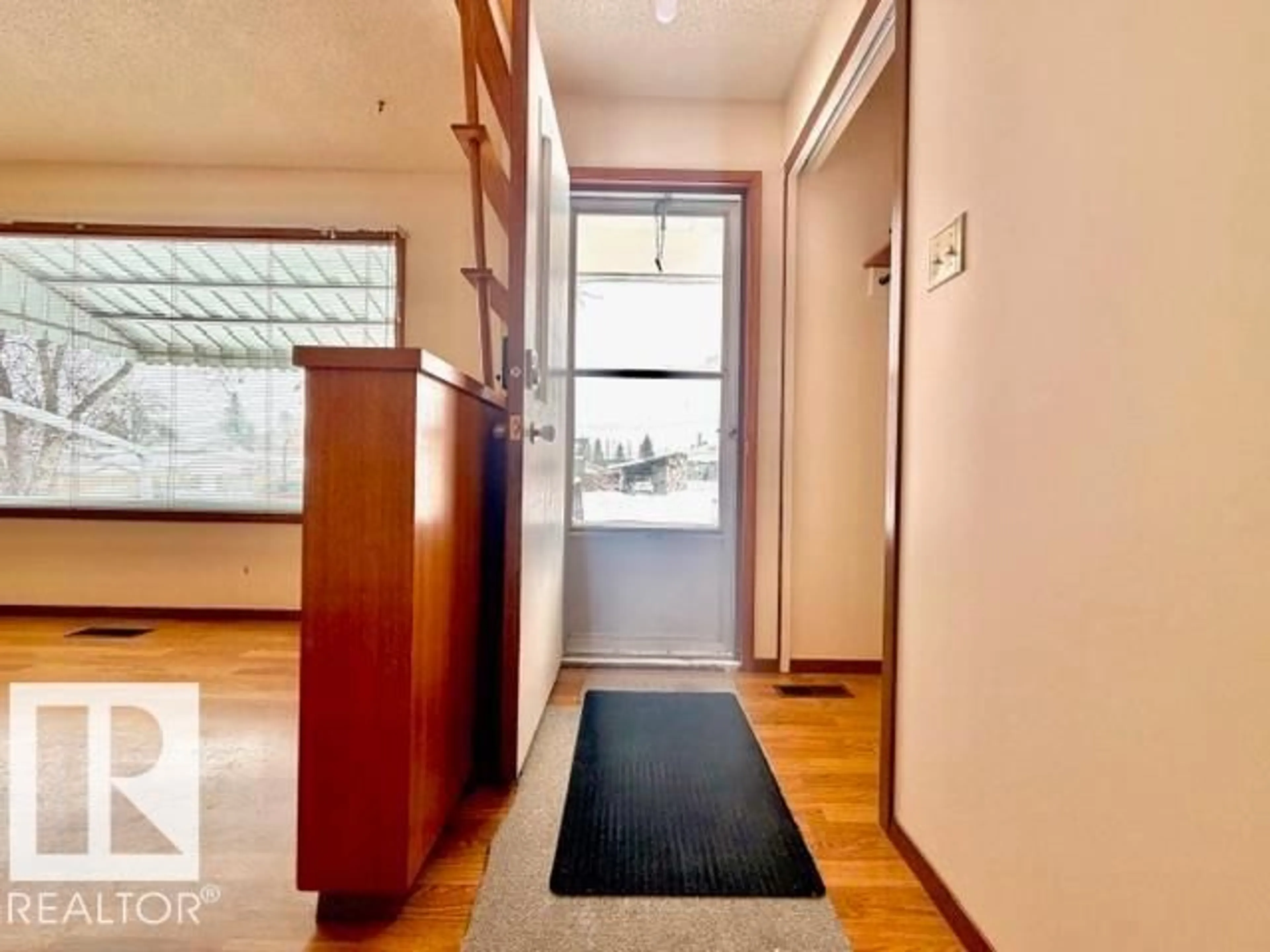 Indoor entryway for 5514 43 AV, Wetaskiwin Alberta T9A0C3