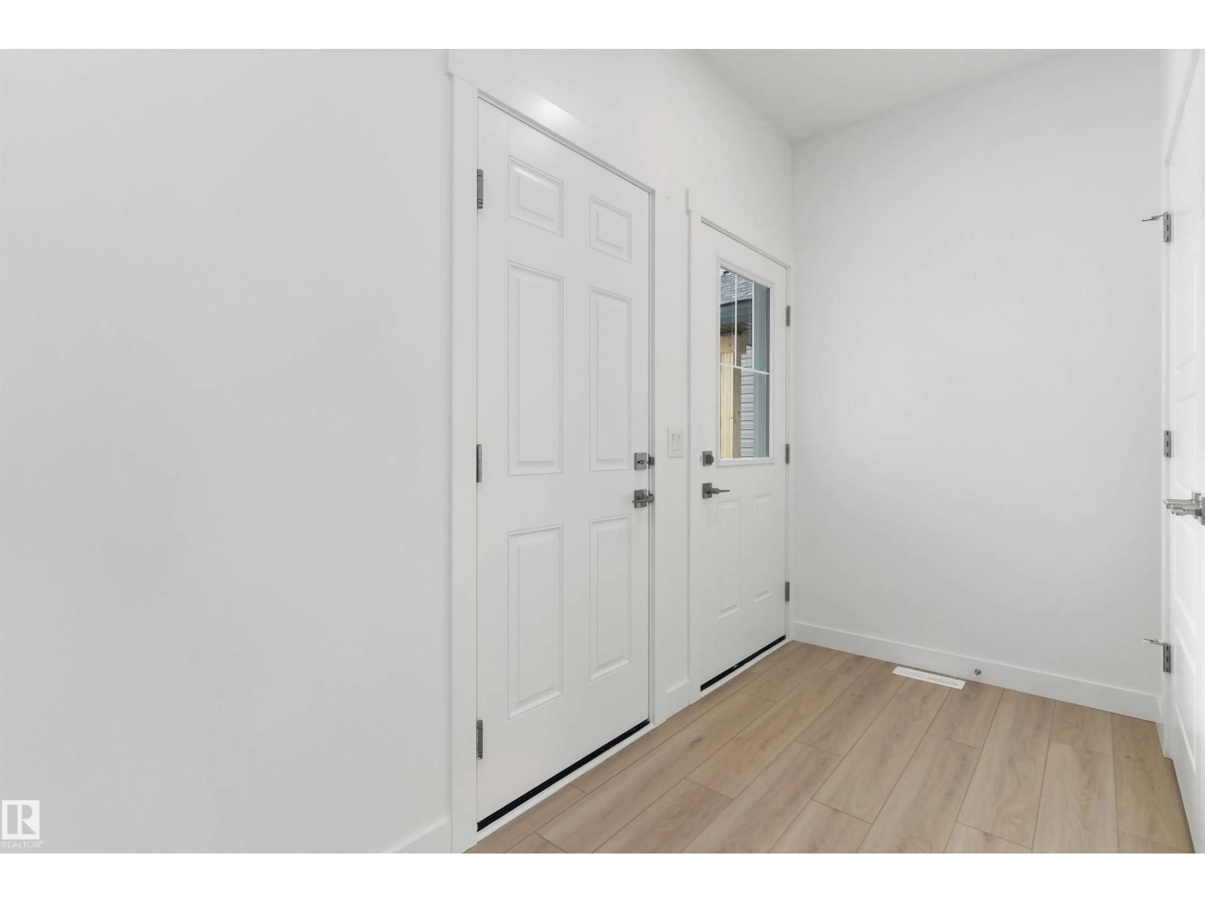 Indoor entryway for 922 18 AV, Edmonton Alberta T6T2X4