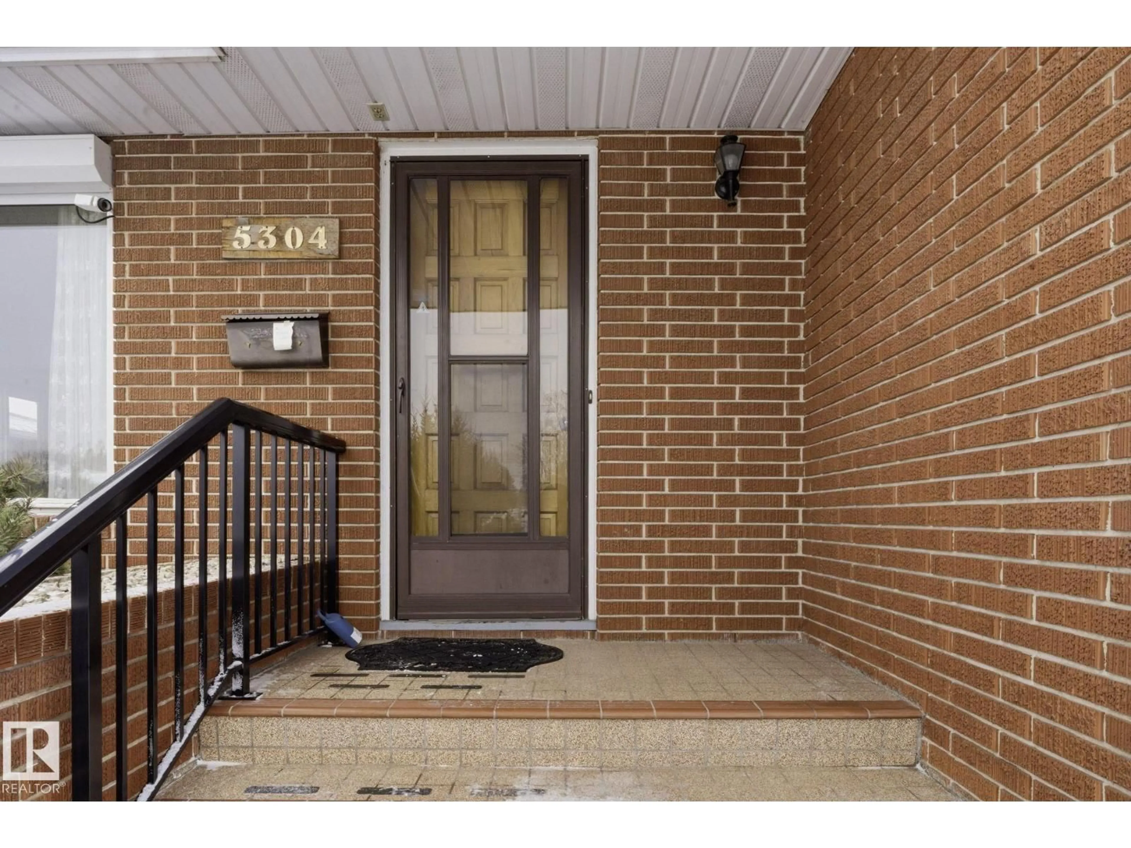Indoor entryway for NW - 5304 114B ST, Edmonton Alberta T6H3N5