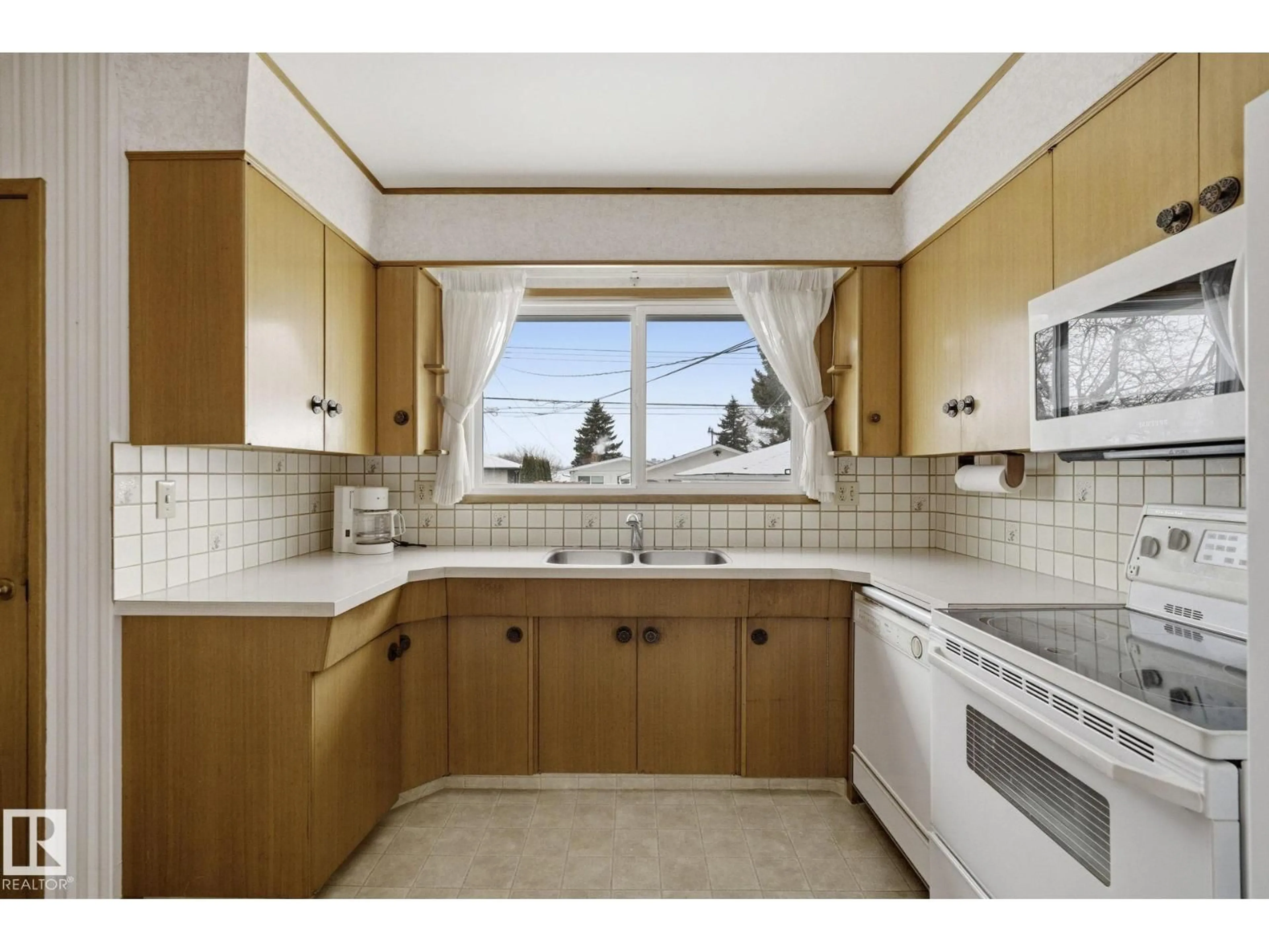 Standard kitchen, ceramic/tile floor for NW - 5304 114B ST, Edmonton Alberta T6H3N5