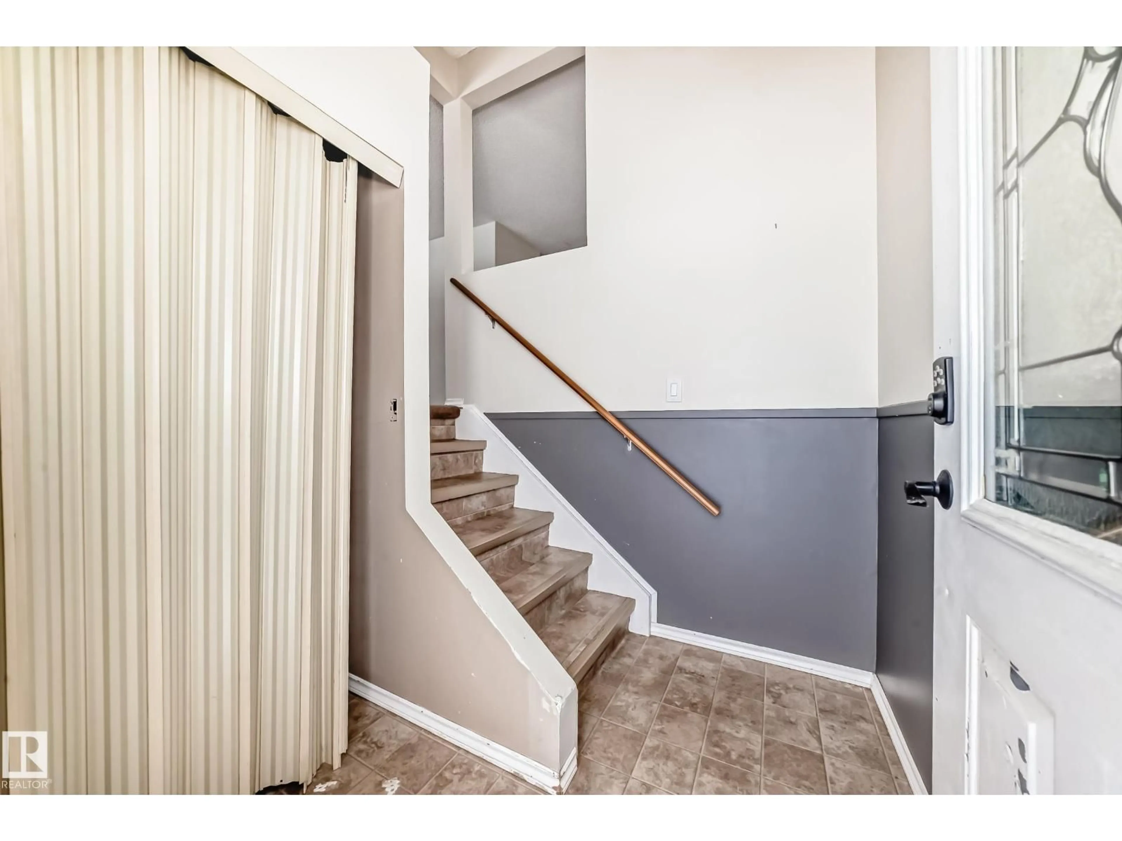 Indoor entryway for 5308 20 AV, Edmonton Alberta T6L5J3