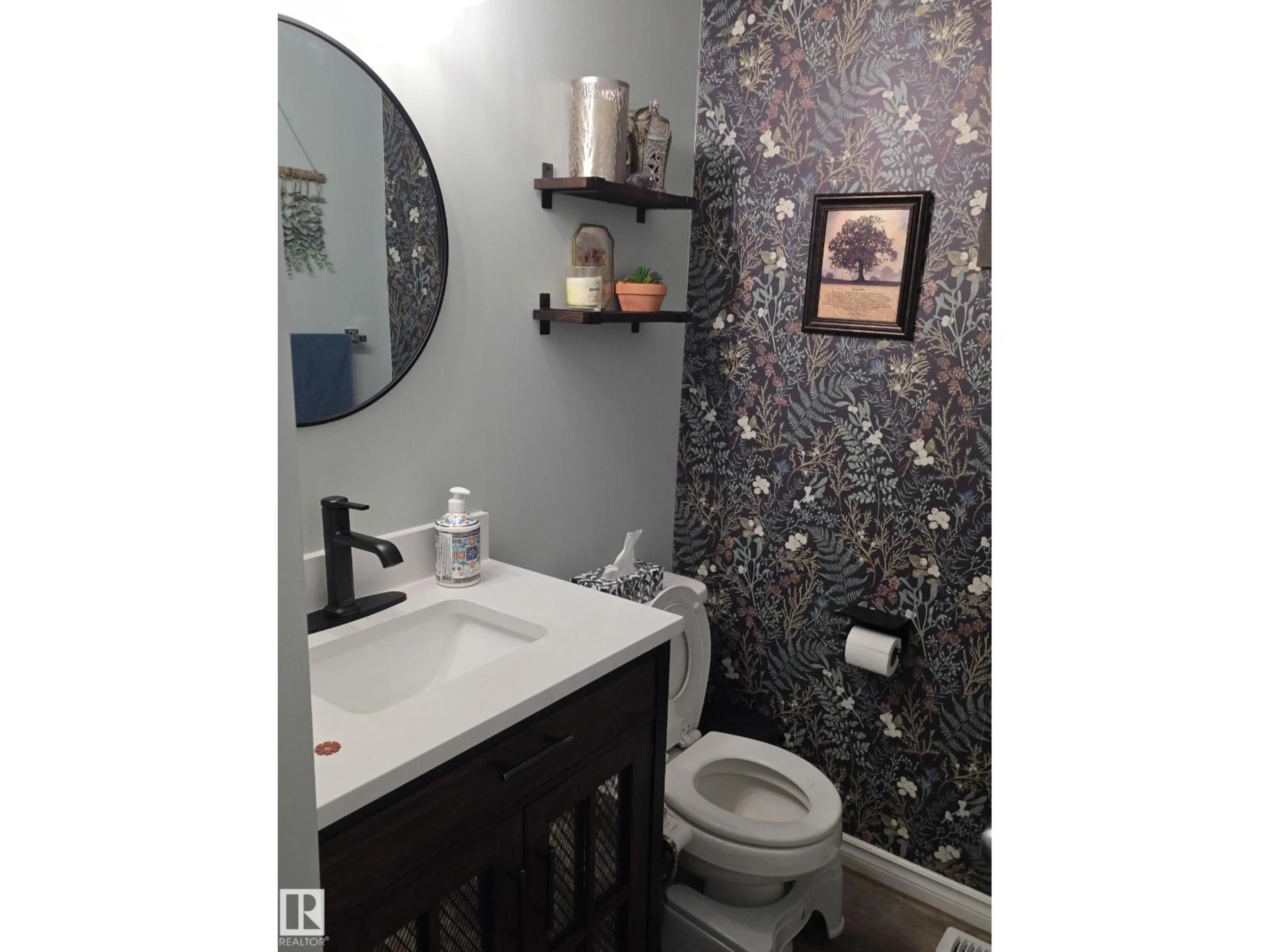Standard bathroom, ceramic/tile floor for 5 WEDGEWOOD CR, Fort Saskatchewan Alberta T8L4R4