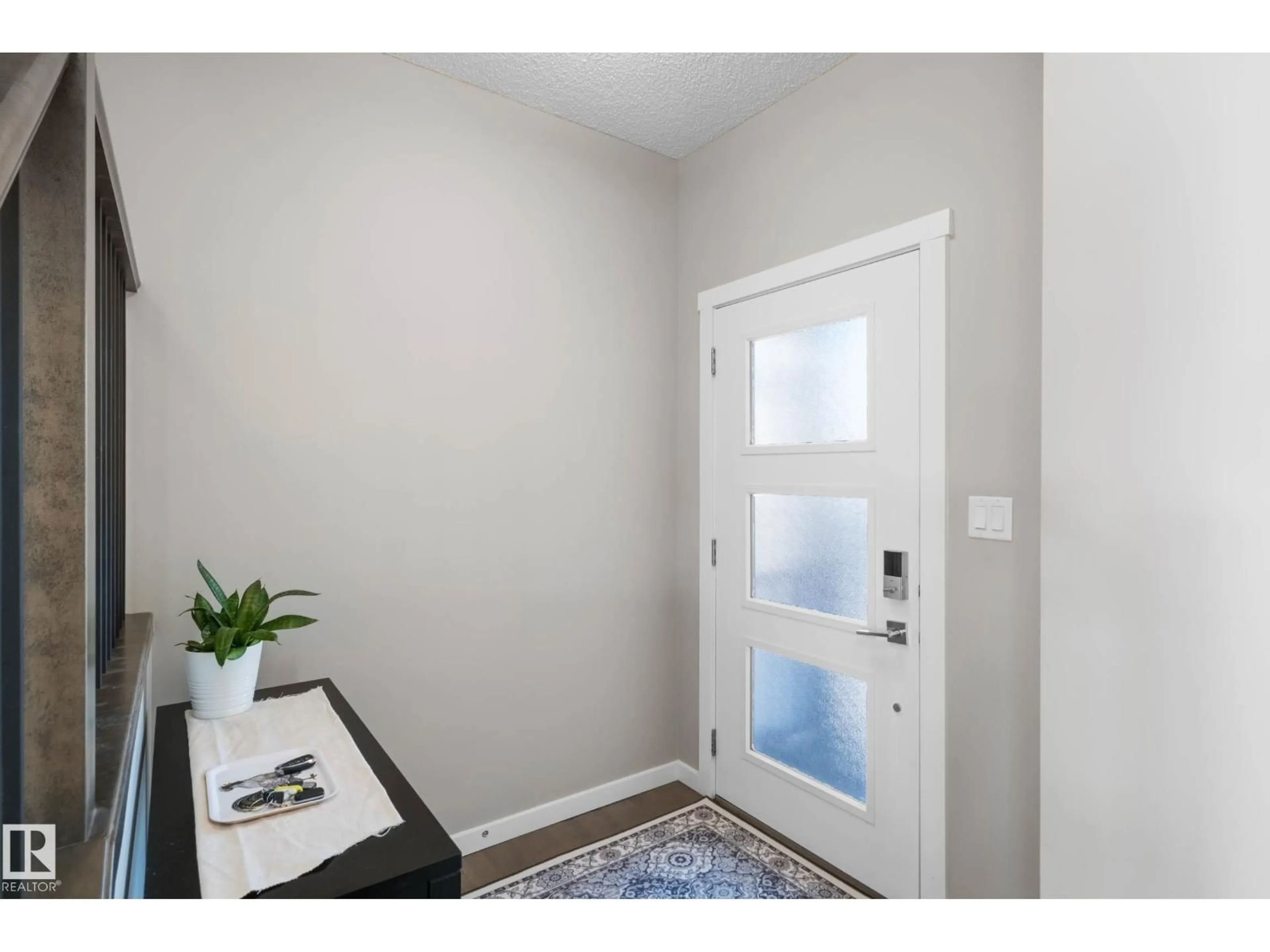 Indoor entryway for 3904 5 ST, Edmonton Alberta T6T2G4
