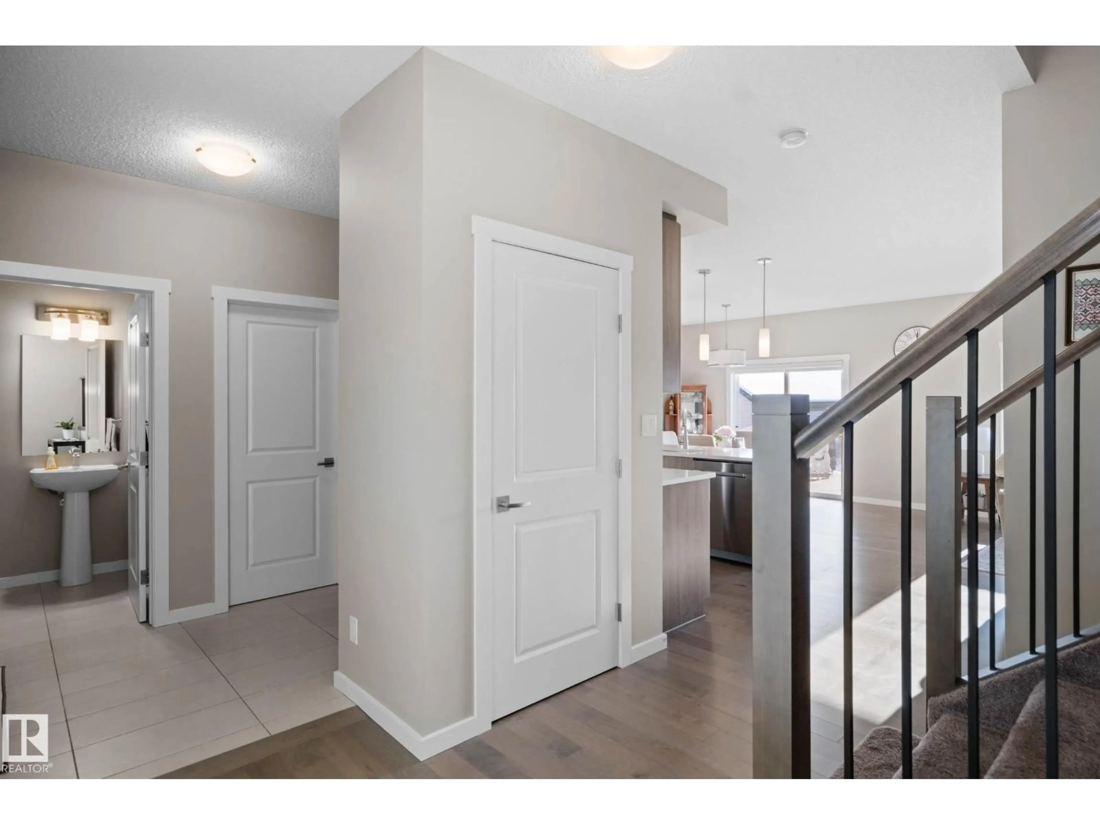 Indoor entryway for 3904 5 ST, Edmonton Alberta T6T2G4
