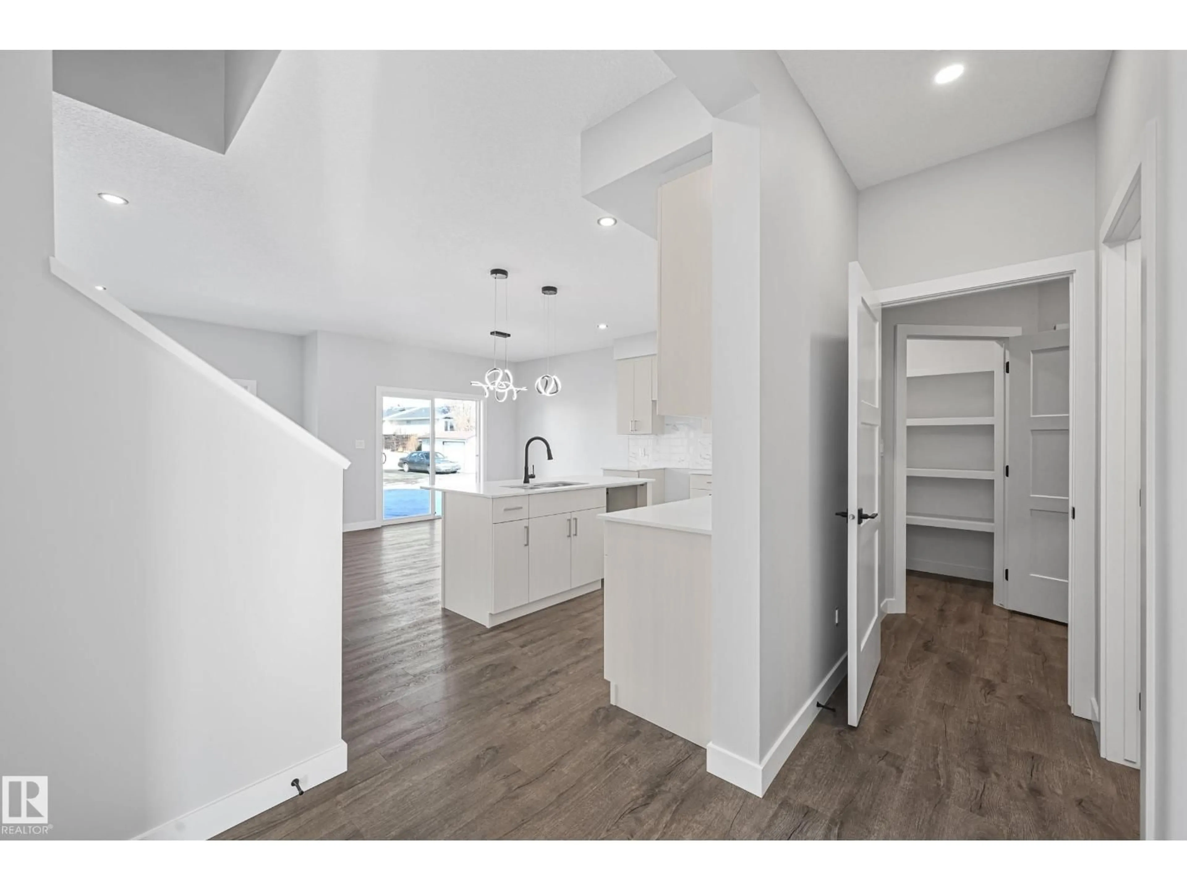 Open concept kitchen, unknown for 76 MAPLE CR, Gibbons Alberta T0A1N0