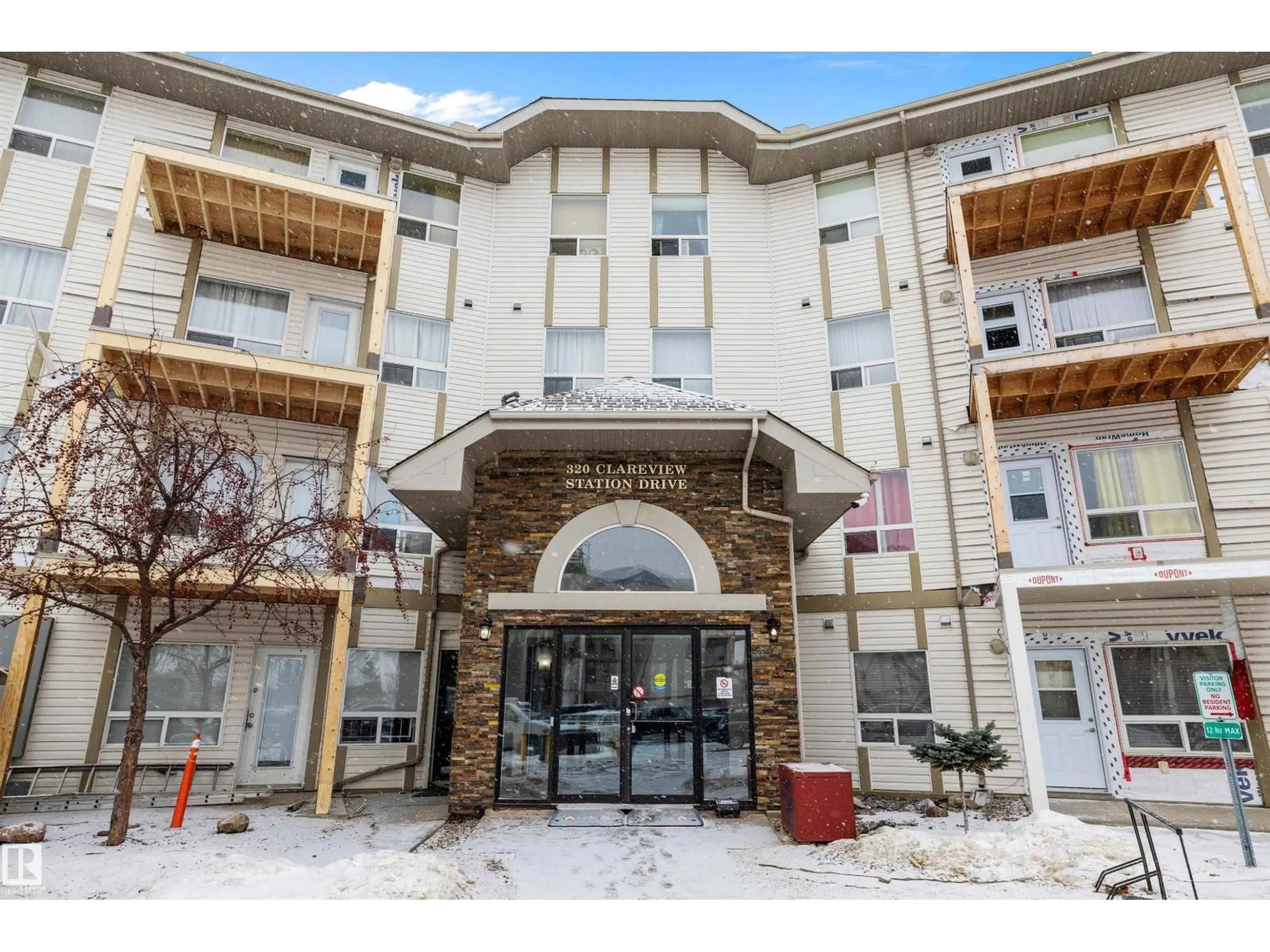 Indoor foyer for 2407 CLAREVIEW STATION DR, Edmonton Alberta T5Y0E5