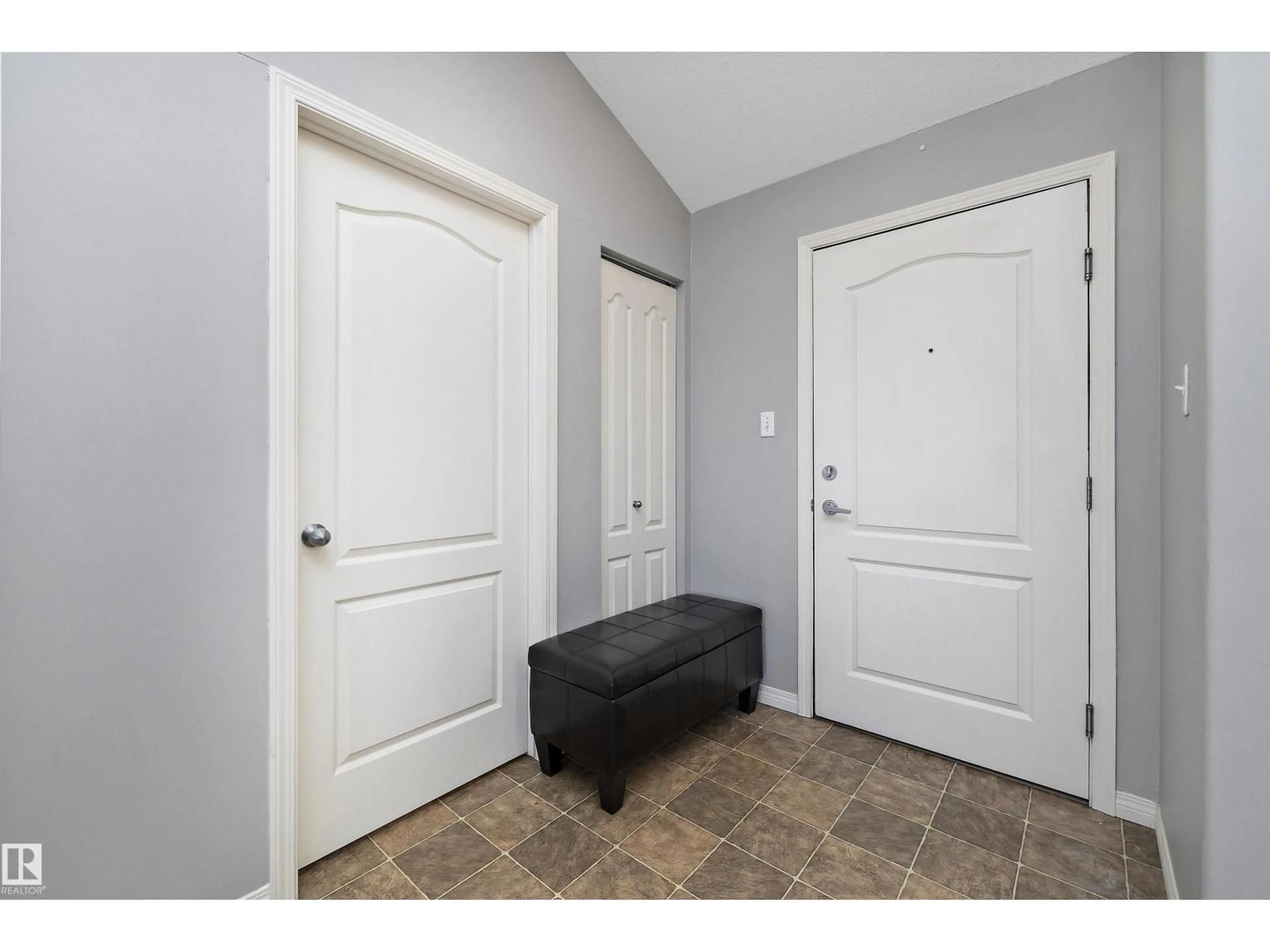 Indoor entryway for 2407 CLAREVIEW STATION DR, Edmonton Alberta T5Y0E5