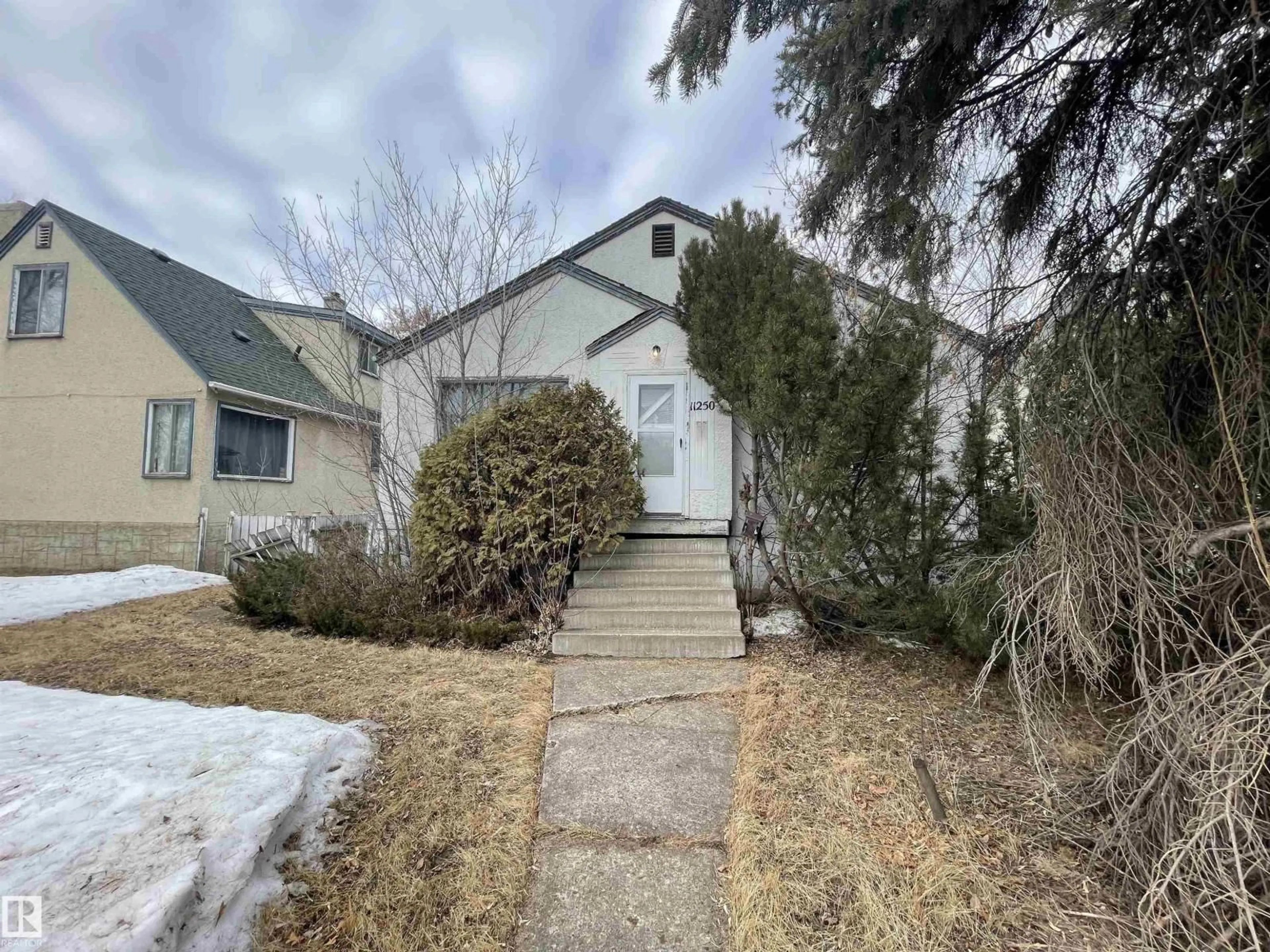 A pic from outside/outdoor area/front of a property/back of a property/a pic from drone, street for 11250 72 AV, Edmonton Alberta T6G0B5