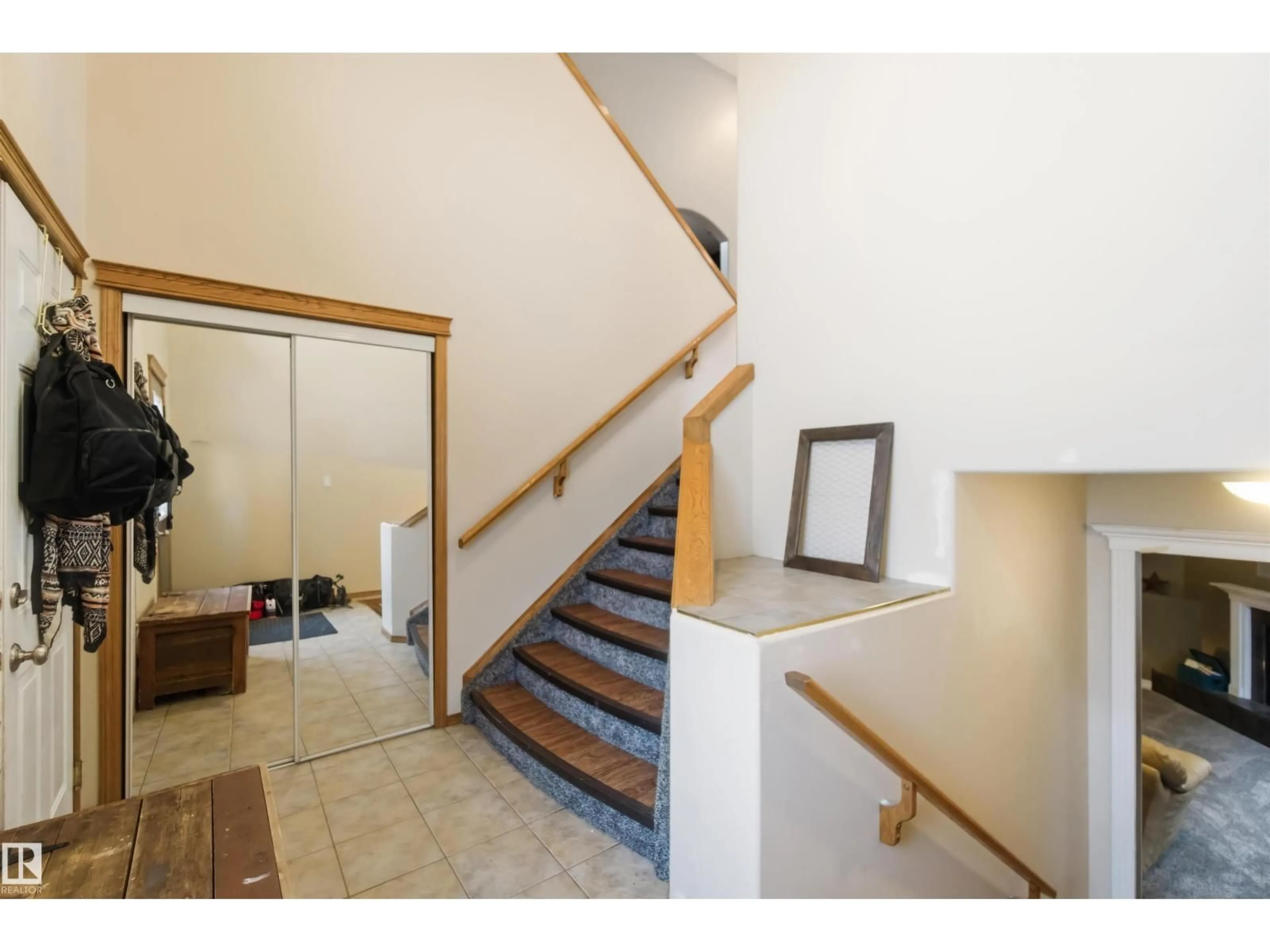 Indoor foyer for 1304 OAKLAND CR, Devon Alberta T9G2E6