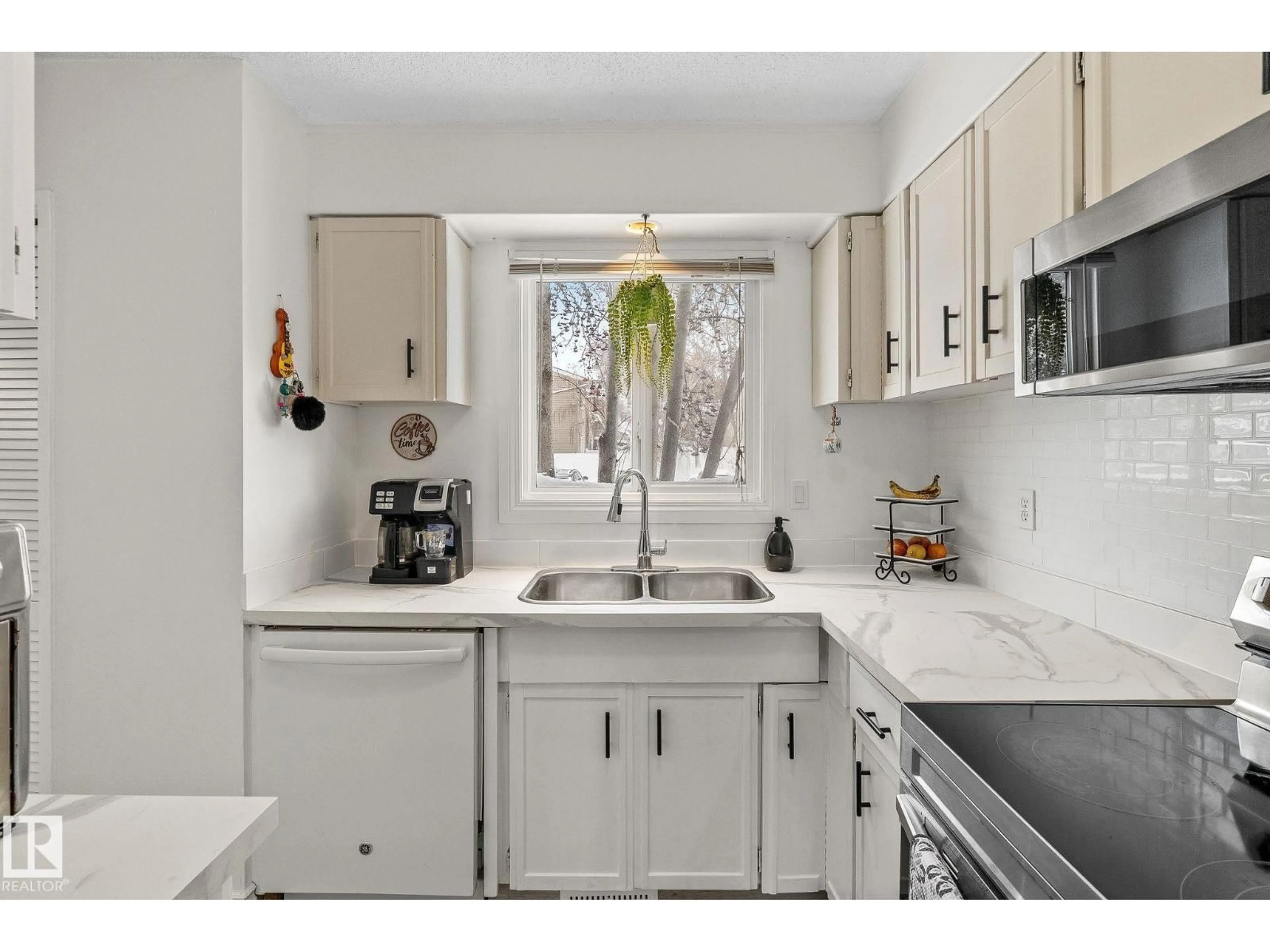 Standard kitchen, unknown for 131 BROOKWOOD DR, Spruce Grove Alberta T7X1A6