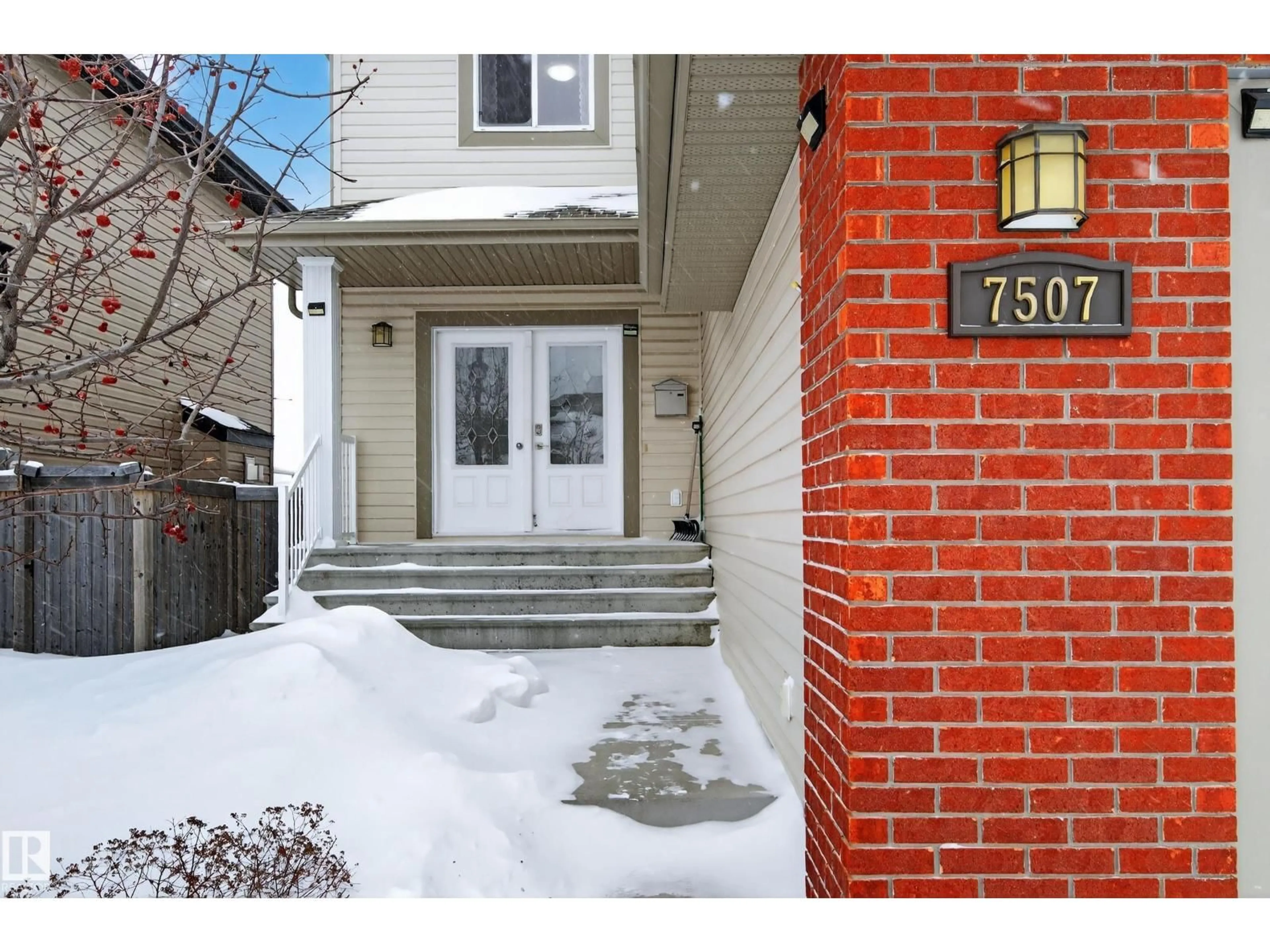 Indoor entryway for 7507 SPEAKER WY, Edmonton Alberta T6R0R5