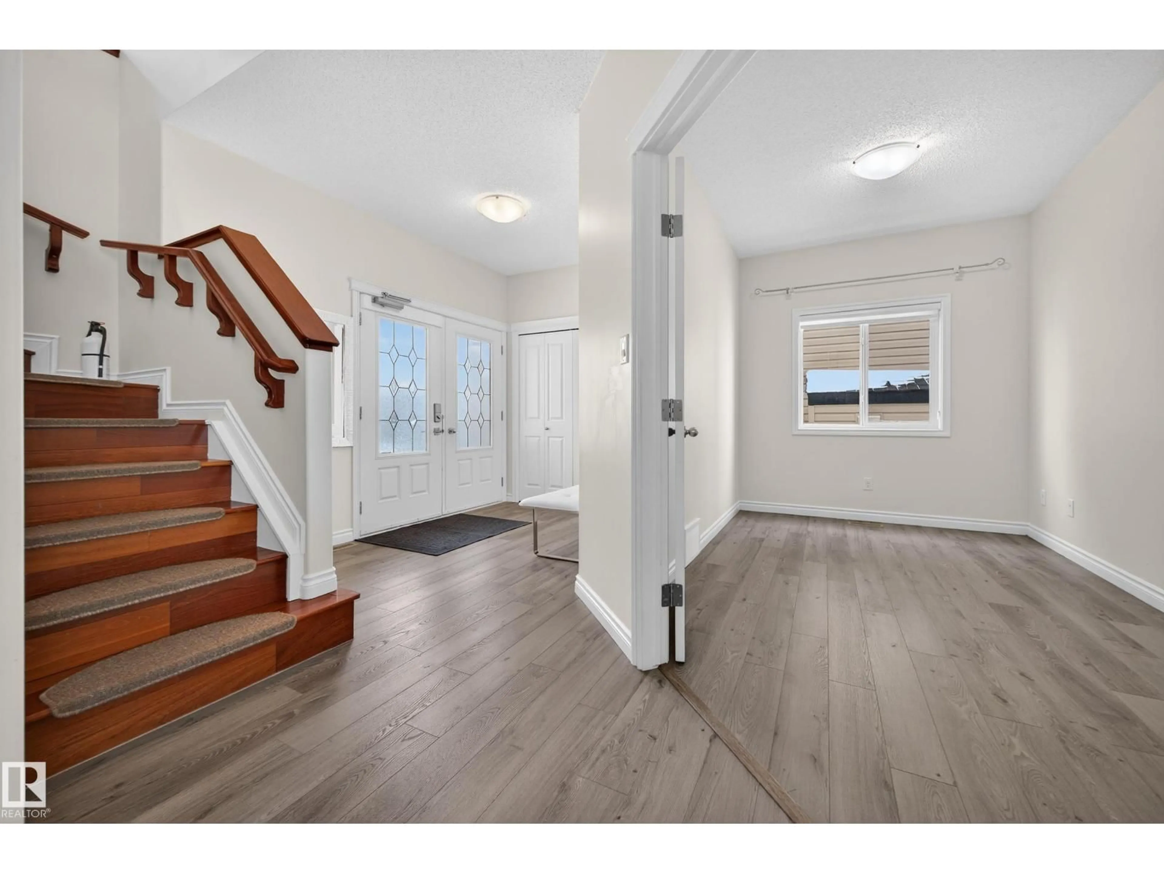 Indoor entryway for 7507 SPEAKER WY, Edmonton Alberta T6R0R5