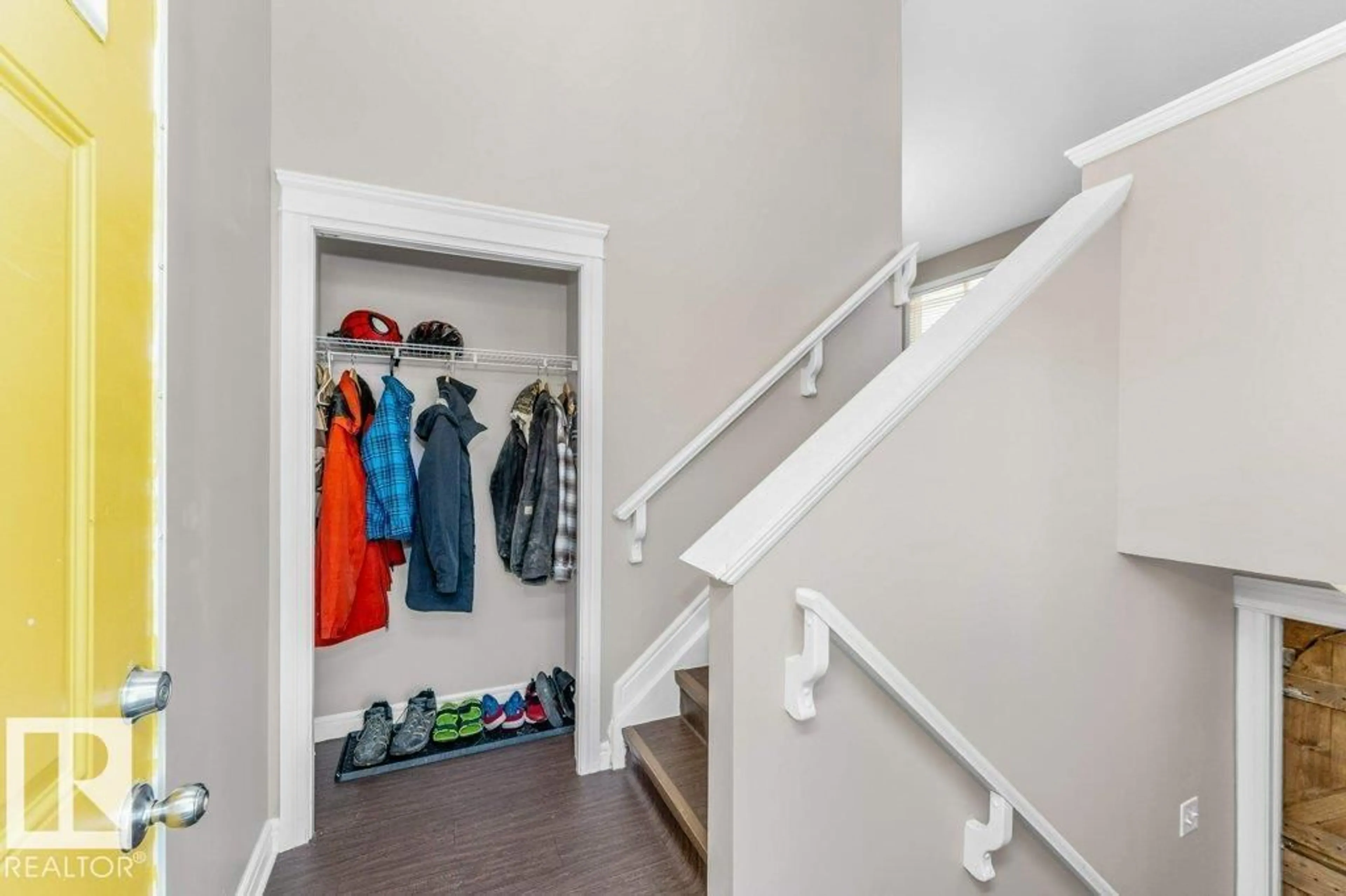 Indoor entryway for 407 WATT BV, Edmonton Alberta T6X0P6