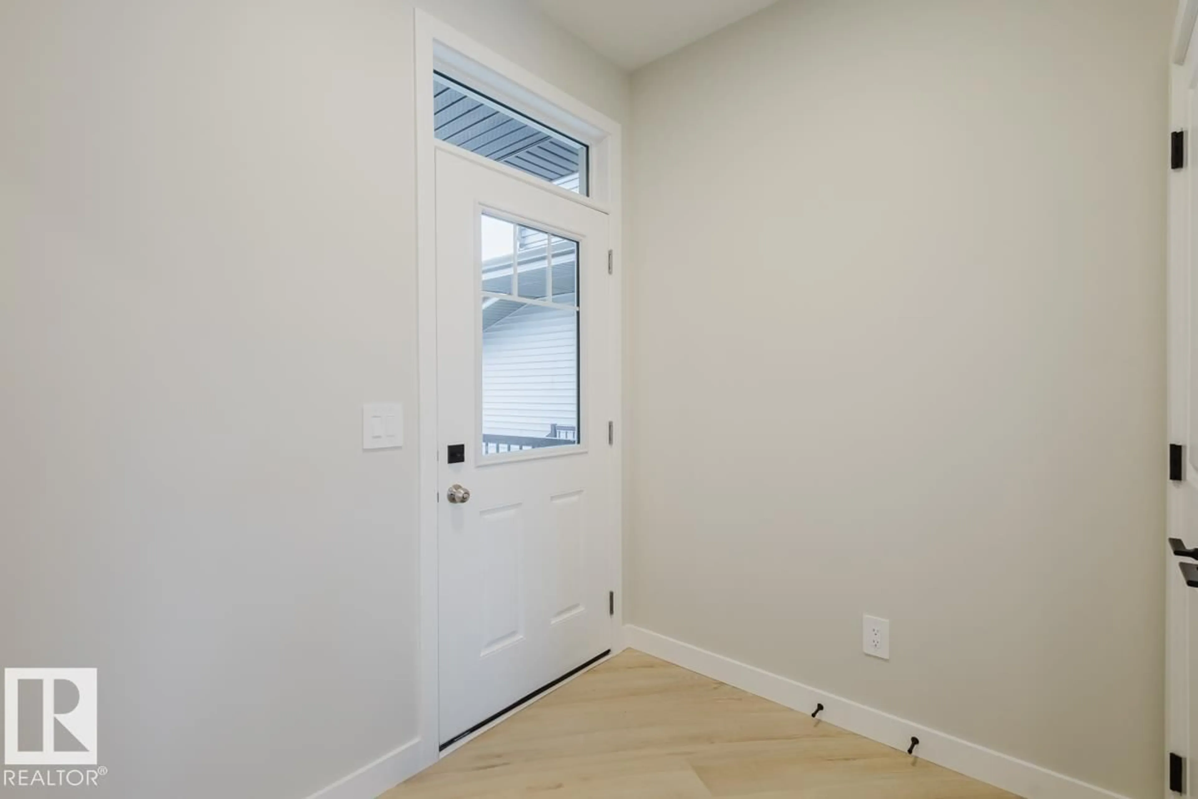 Indoor entryway for 2635 62 ST, Edmonton Alberta T6X3J7
