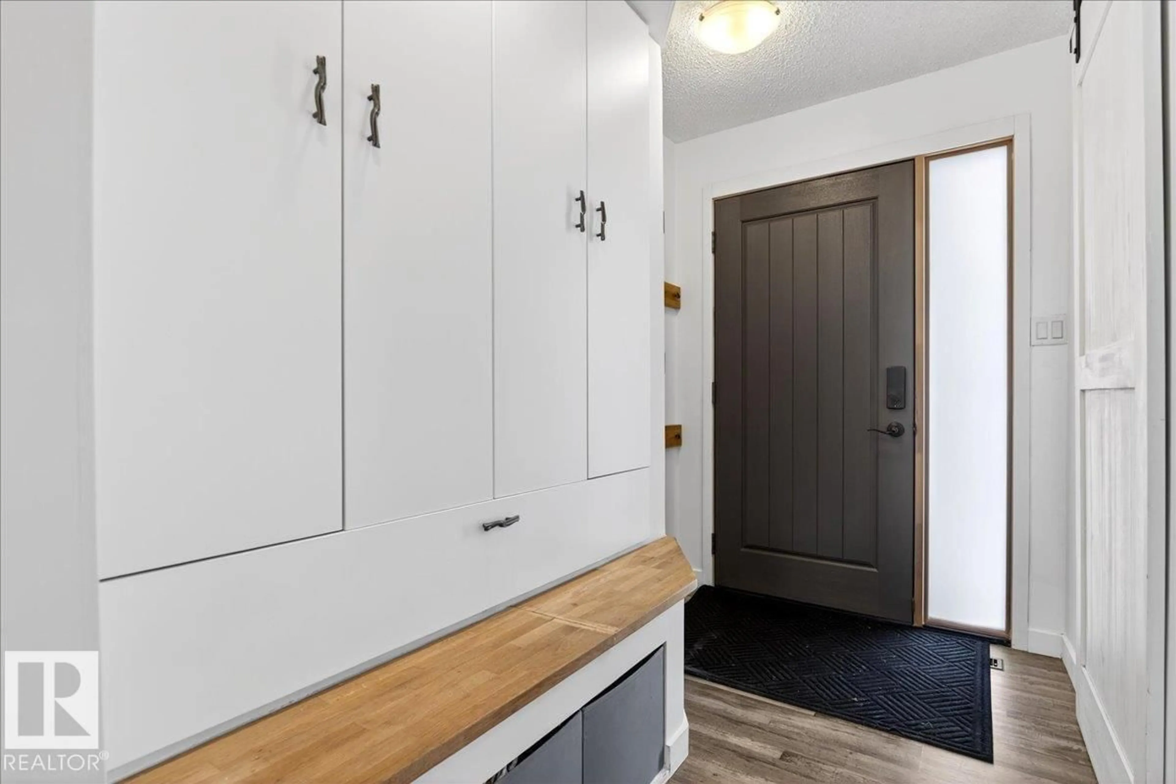 Indoor entryway for 1049 56 ST, Edmonton Alberta T6L1Y4