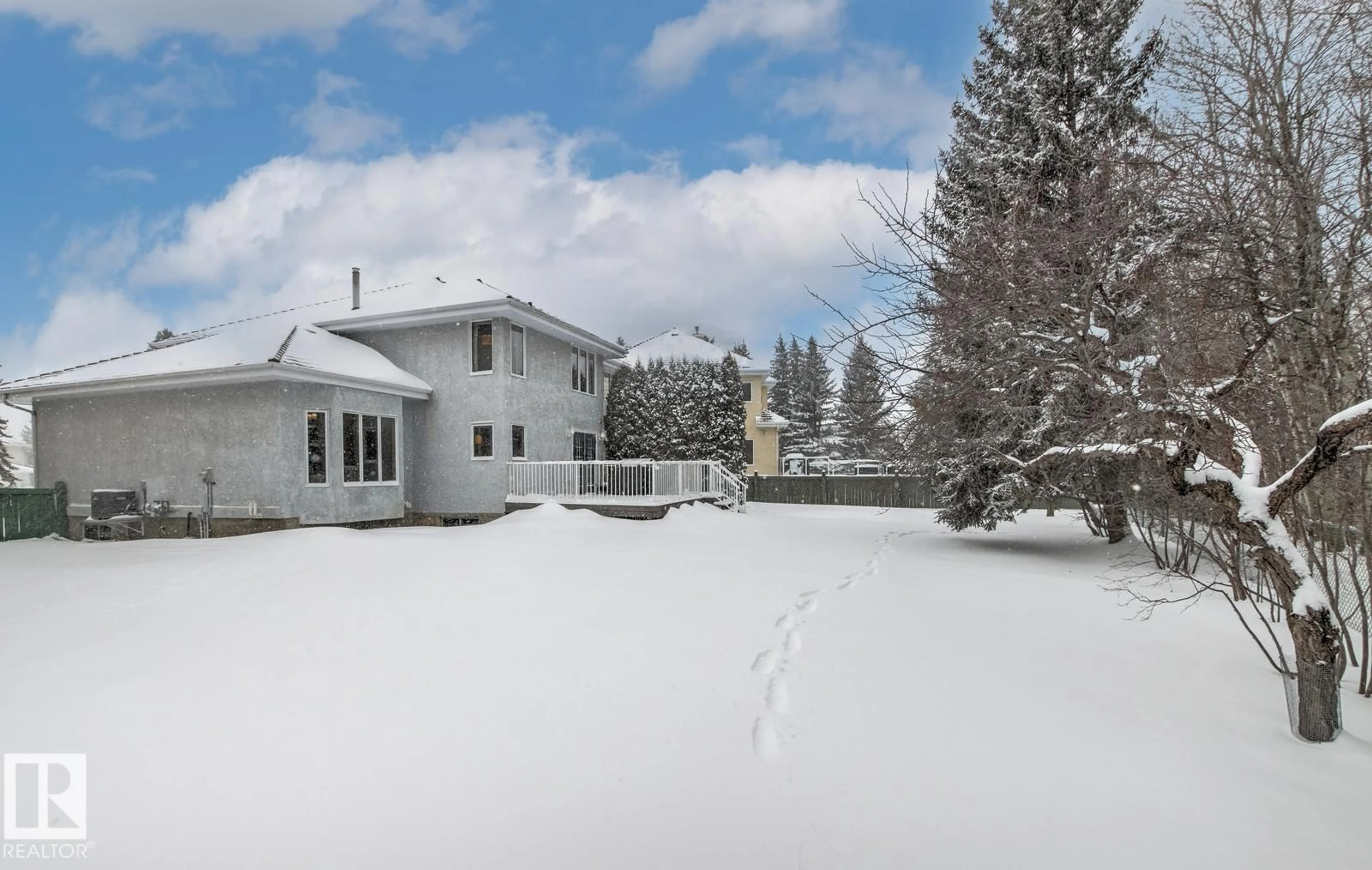 A pic from outside/outdoor area/front of a property/back of a property/a pic from drone, unknown for 121 WEAVER DR, Edmonton Alberta T6M2J3