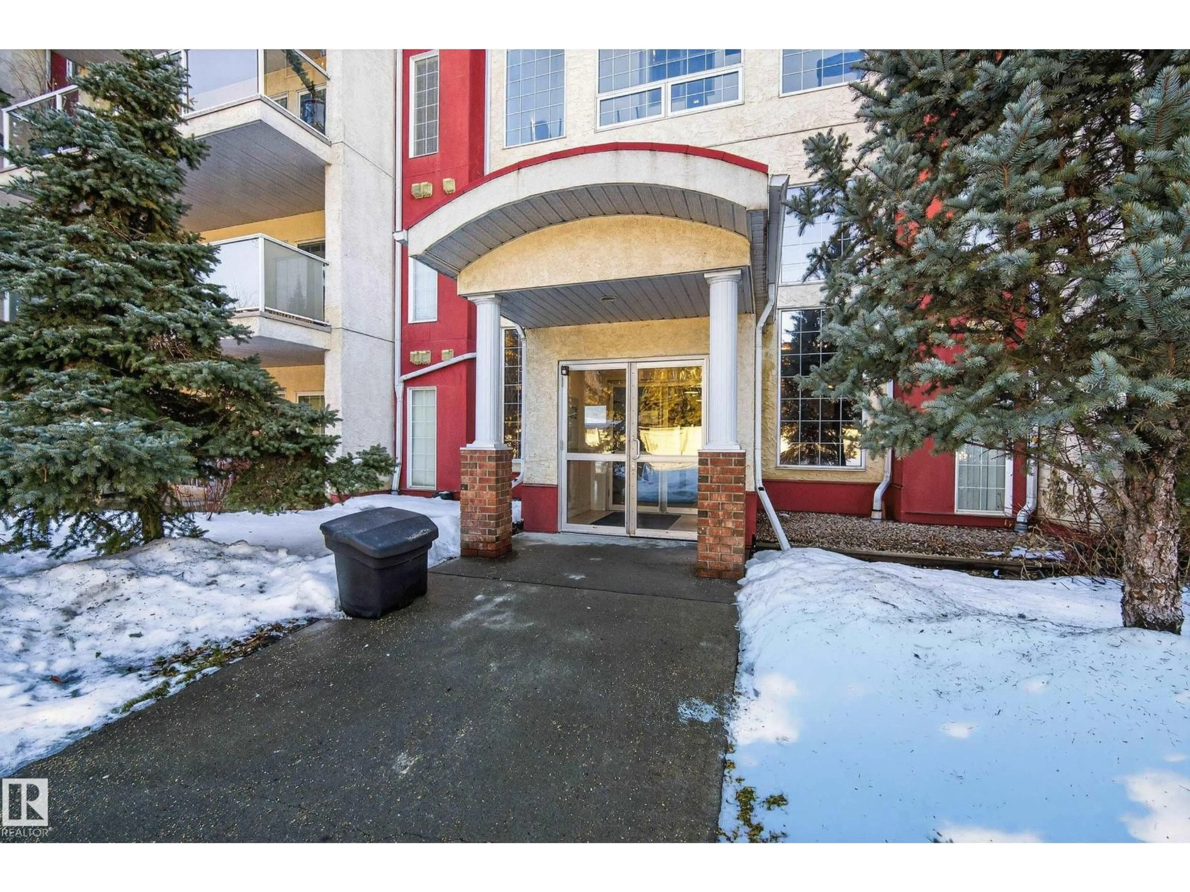 Indoor foyer for #101 - 12110 106 AV, Edmonton Alberta T5N4R9