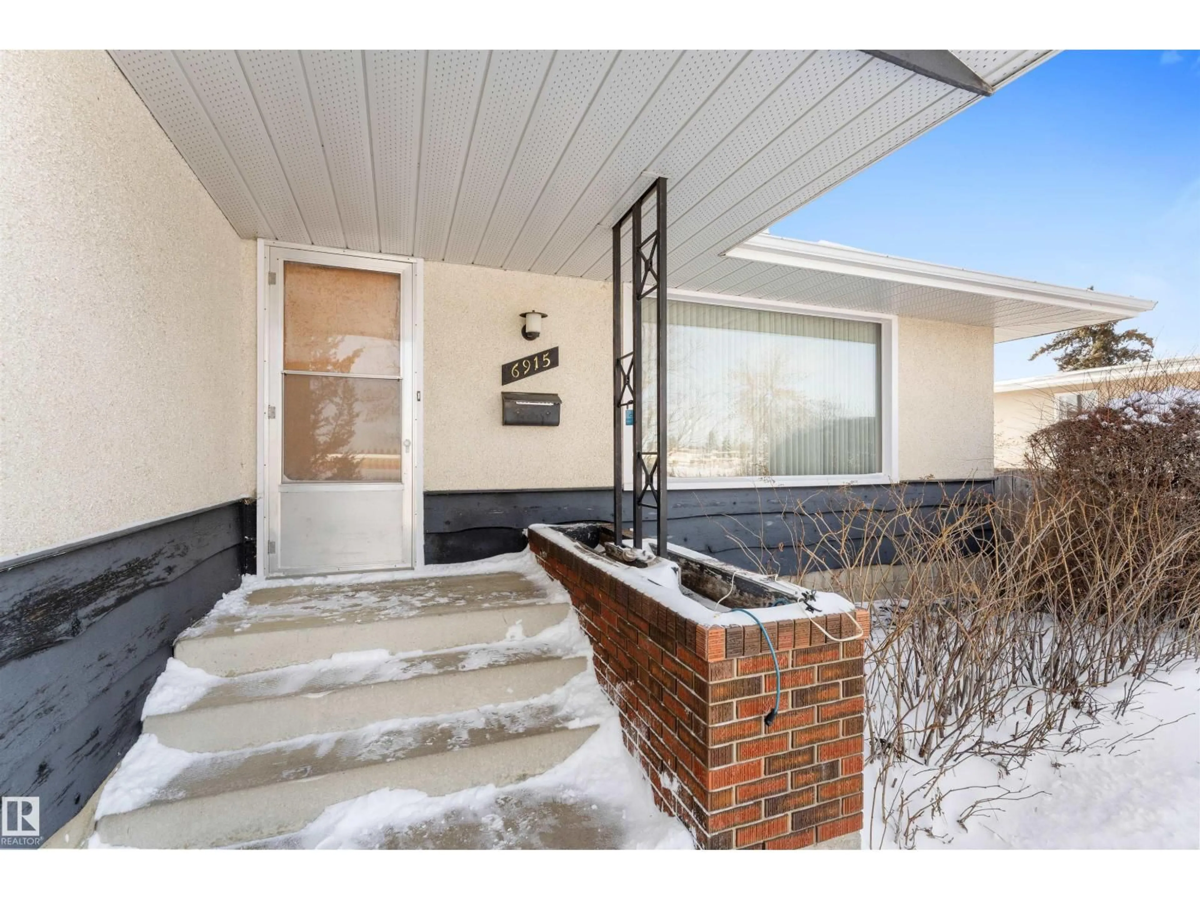 Indoor entryway for 6915 87 AV, Edmonton Alberta T6B0L5