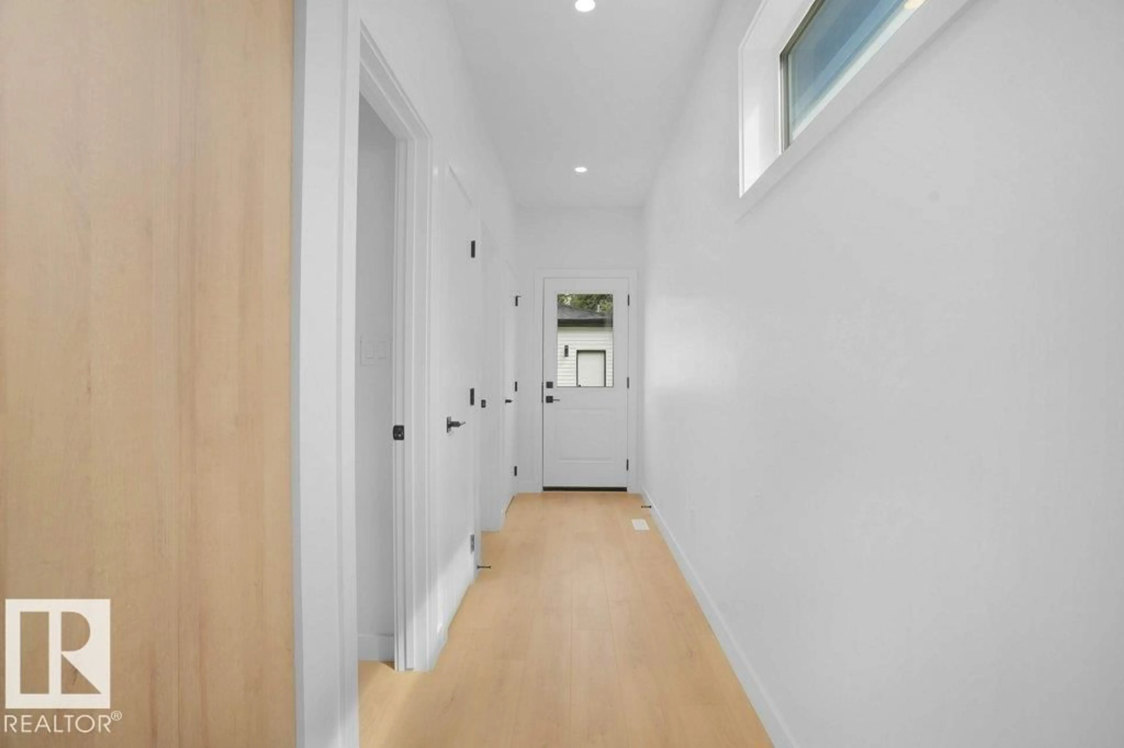 Indoor entryway for 10946 62 AV, Edmonton Alberta T6H1N2