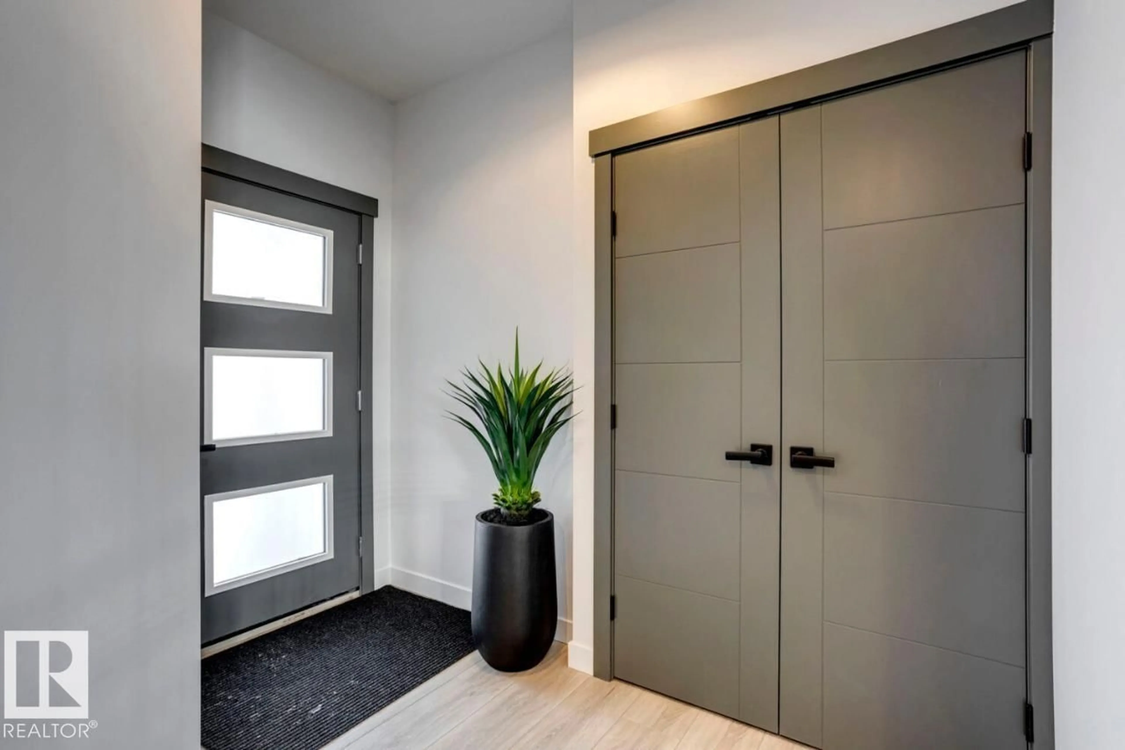 Indoor entryway for 959 18 AV, Edmonton Alberta T6T2X3