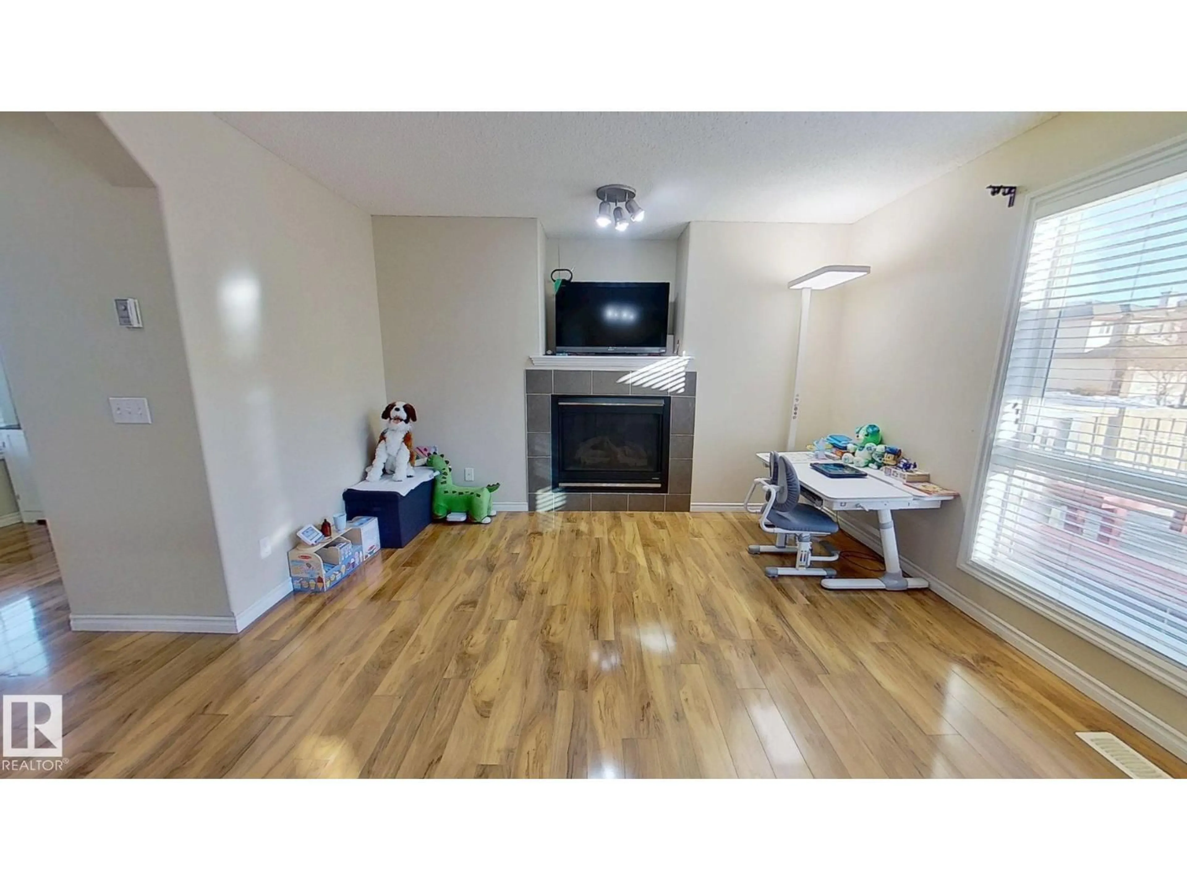 A pic of a room for 7376 SINGER WY, Edmonton Alberta T6R3S1