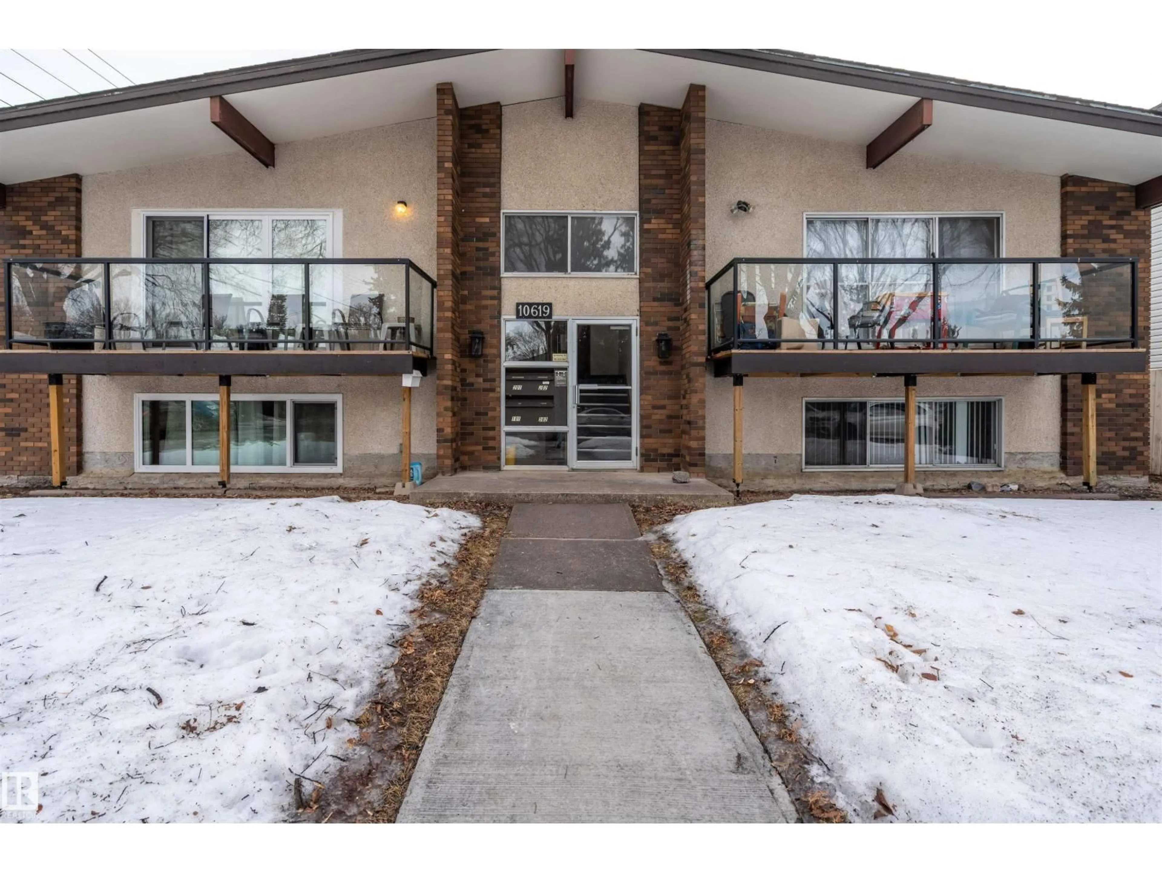 Indoor foyer for 10619 64 AV, Edmonton Alberta T6H1T1