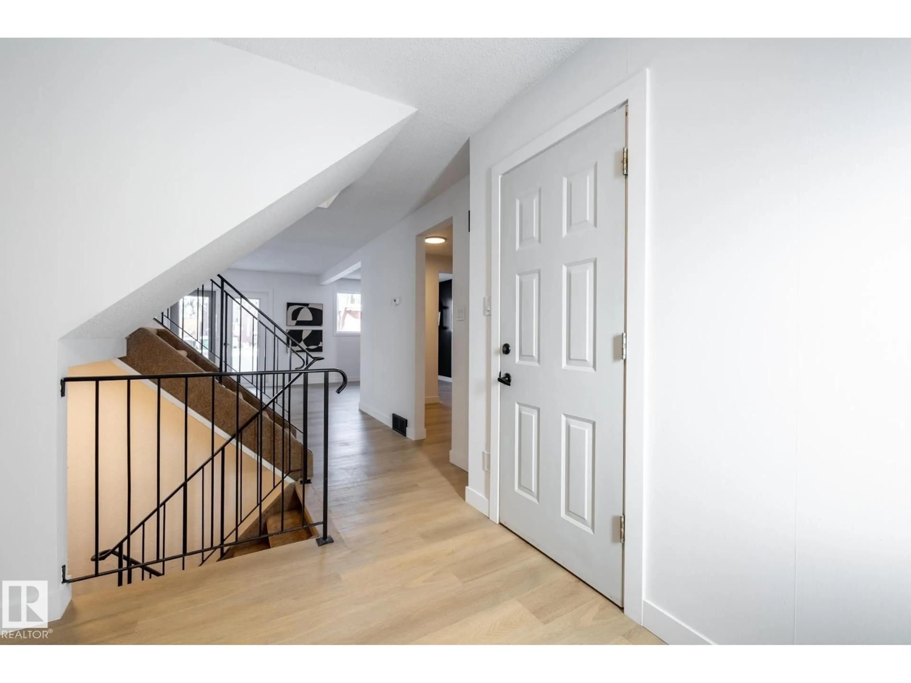 Indoor entryway for NW - 13449 40 ST, Edmonton Alberta T5A3L9