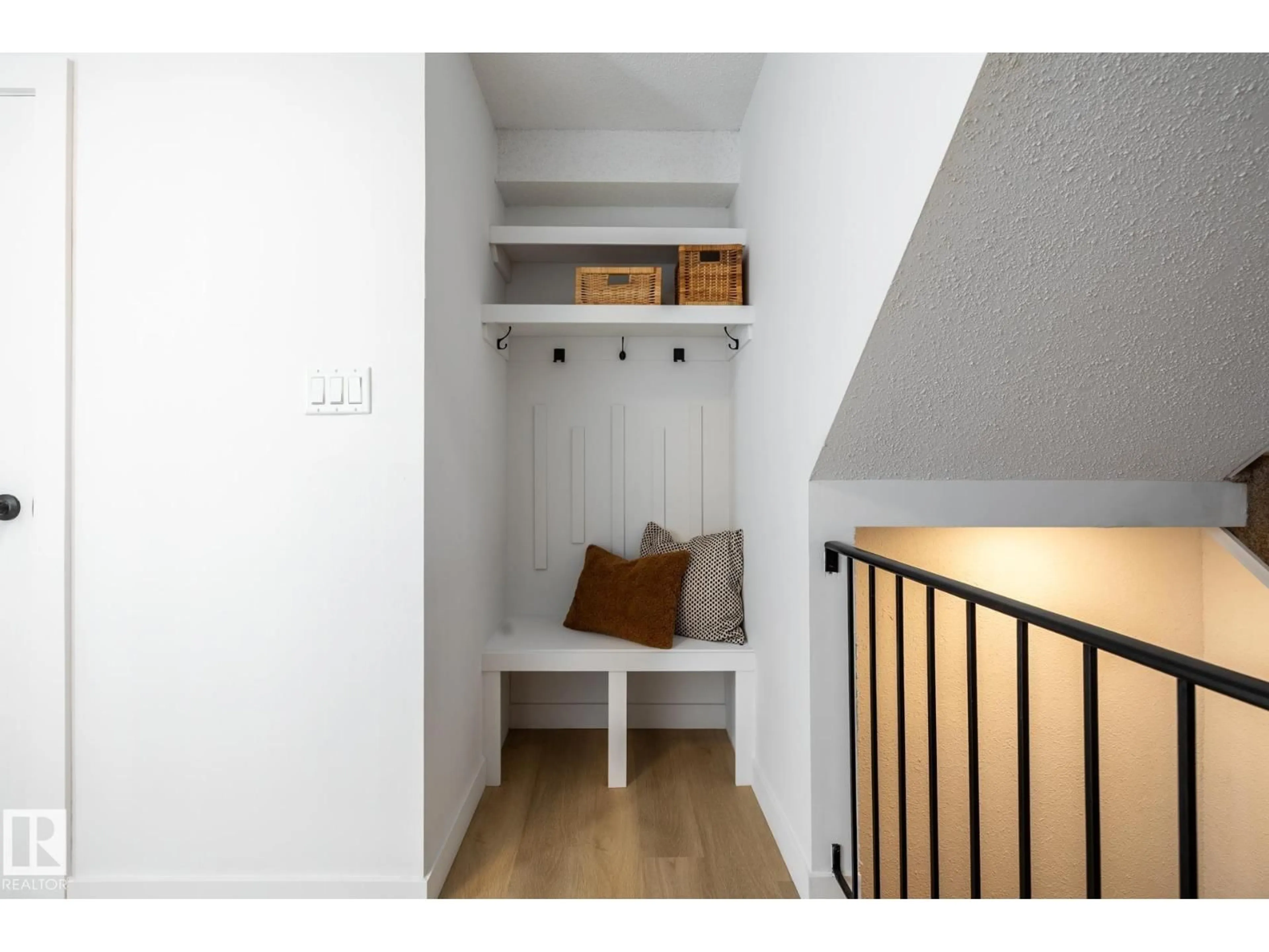 Indoor entryway for NW - 13449 40 ST, Edmonton Alberta T5A3L9