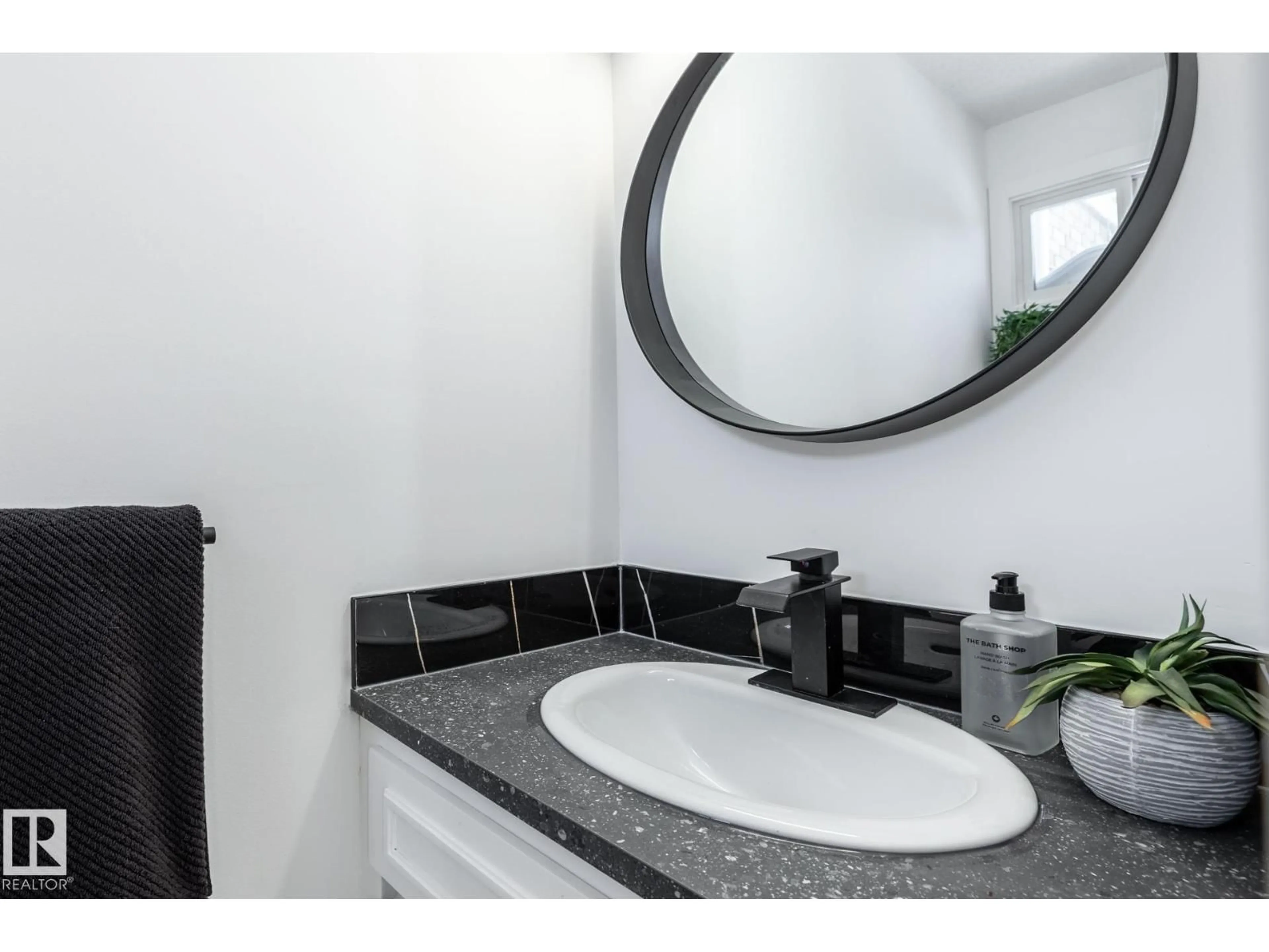 Standard bathroom, ceramic/tile floor for NW - 13449 40 ST, Edmonton Alberta T5A3L9