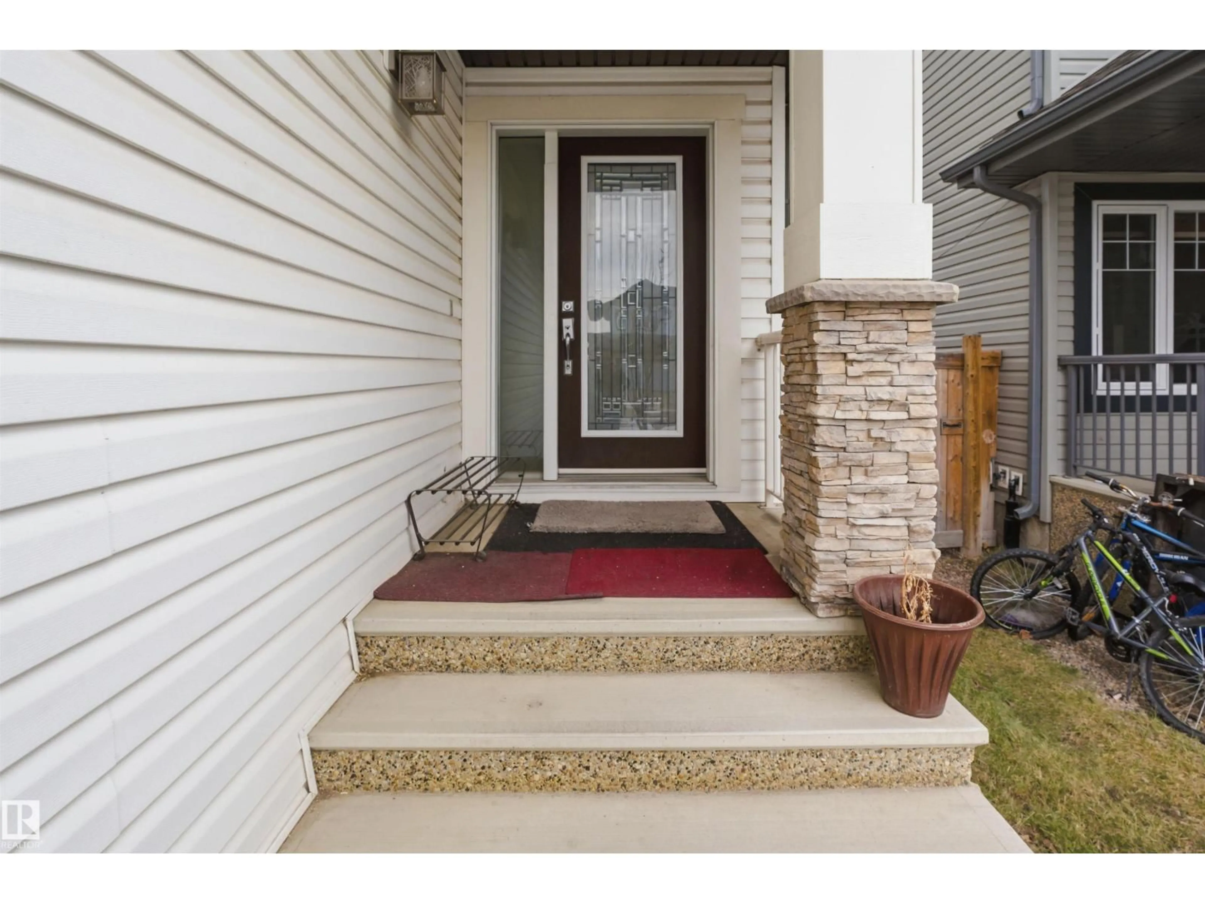 Indoor entryway for 2923 16 ST, Edmonton Alberta T6T0V8