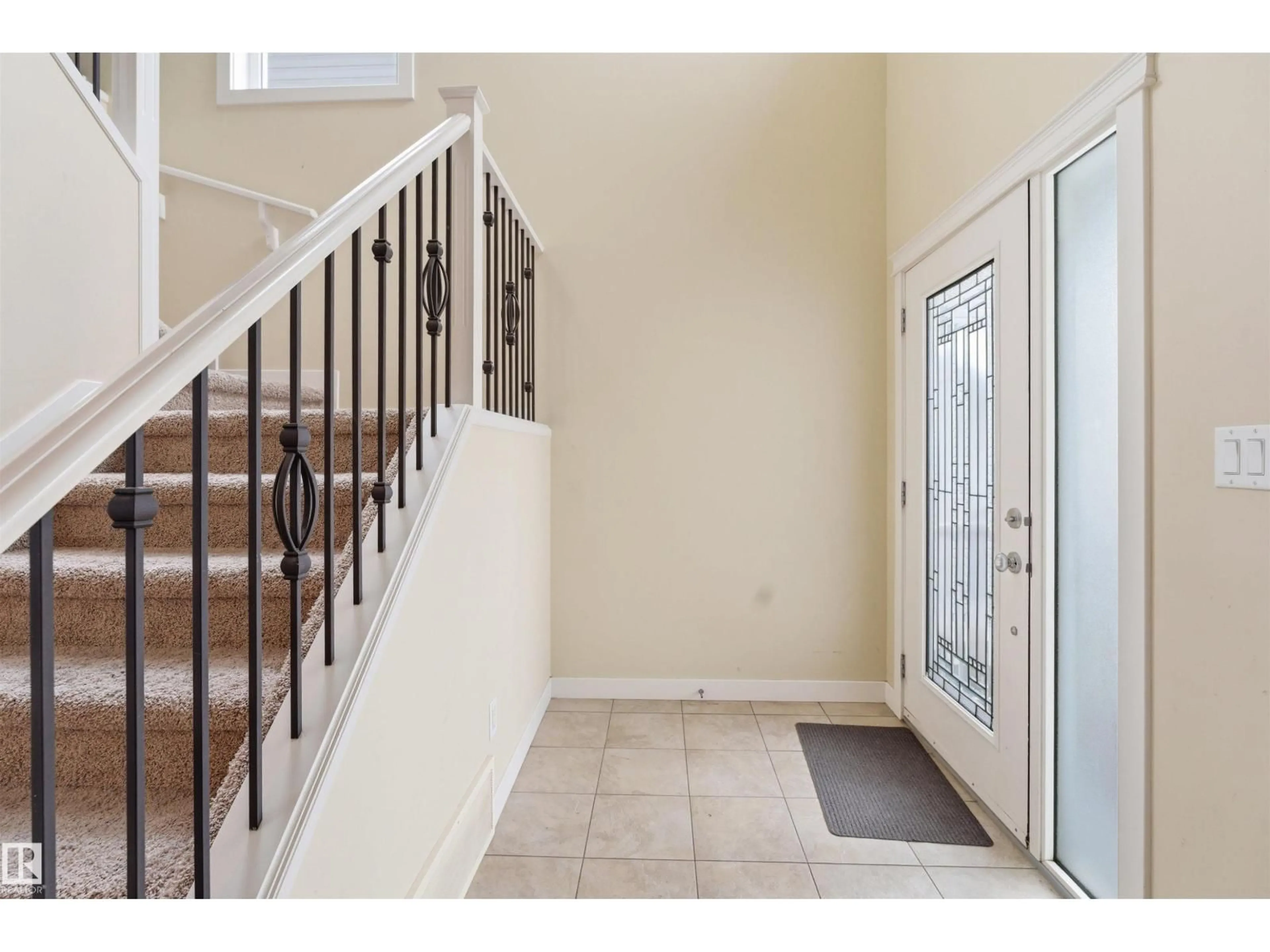Indoor foyer for 2923 16 ST, Edmonton Alberta T6T0V8