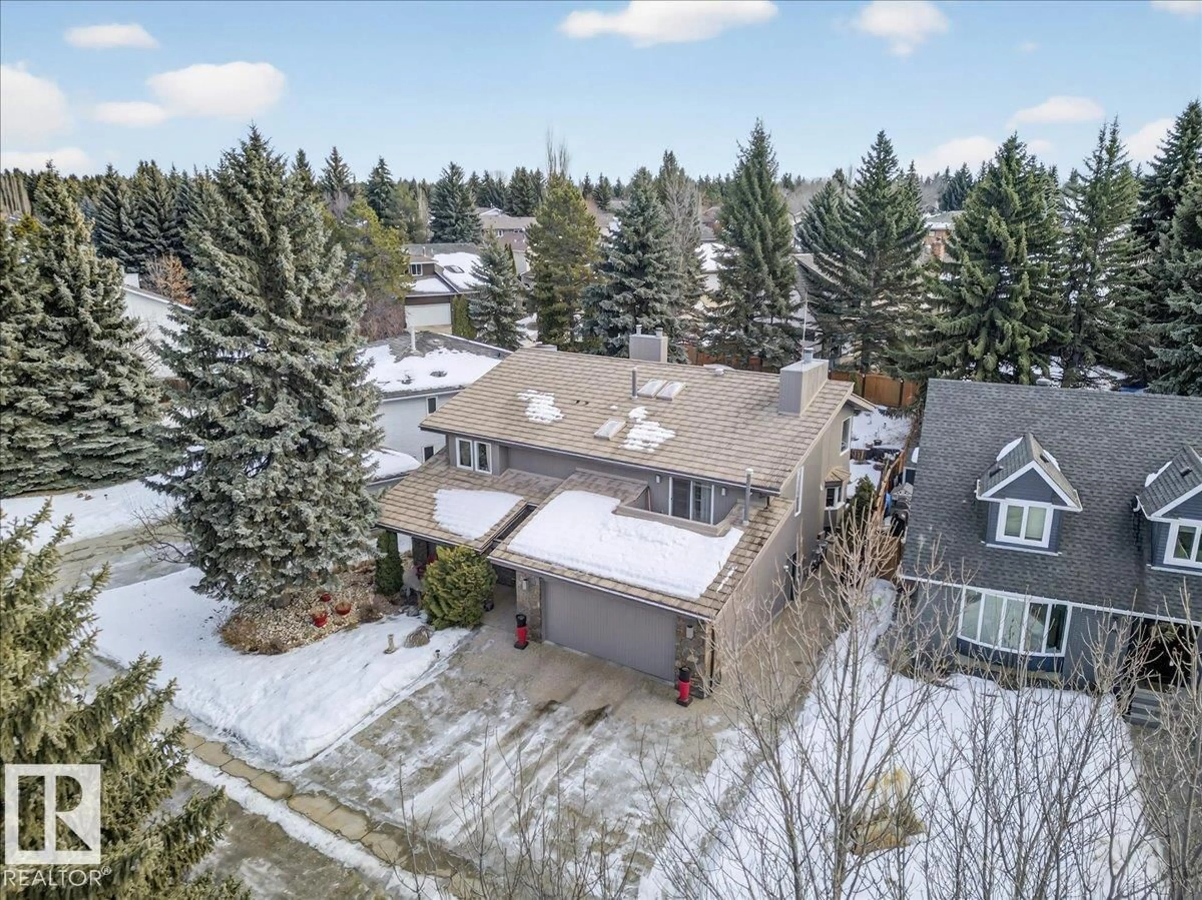 A pic from outside/outdoor area/front of a property/back of a property/a pic from drone, street for 470 ROONEY CR, Edmonton Alberta T6R1C8