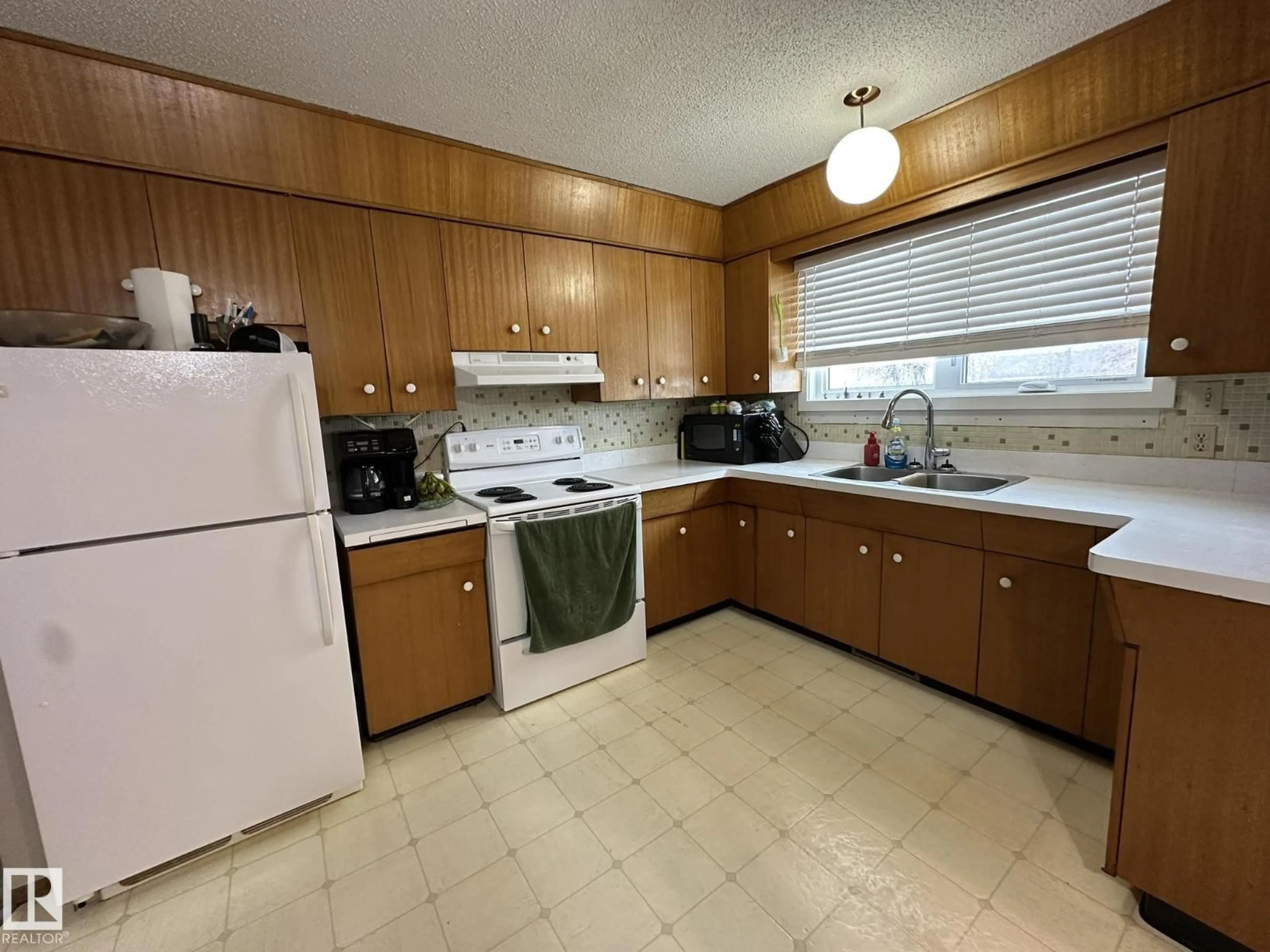 Standard kitchen, unknown for 4405 51 ST, Smoky Lake Town Alberta T0A3C0