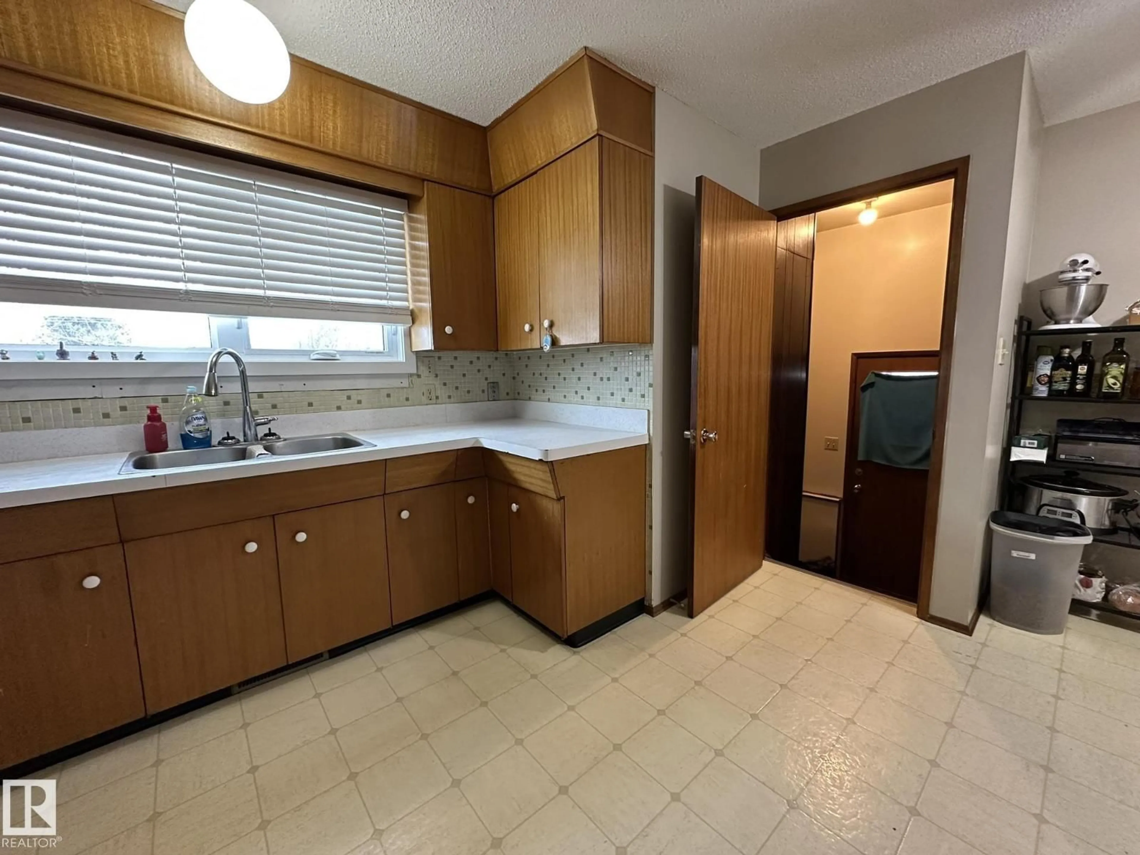 Standard kitchen, unknown for 4405 51 ST, Smoky Lake Town Alberta T0A3C0