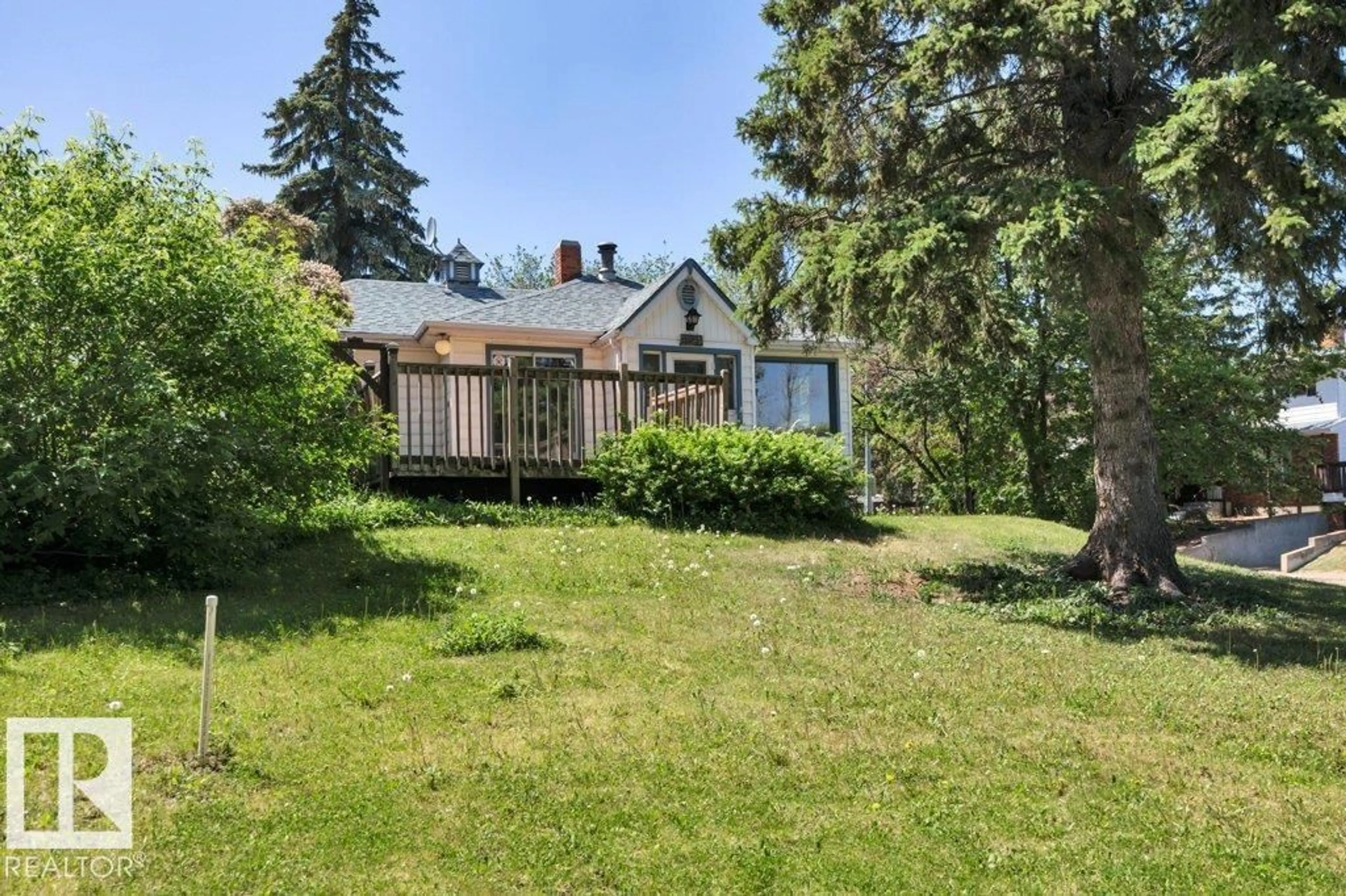 A pic from outside/outdoor area/front of a property/back of a property/a pic from drone, unknown for NW - 10148 87 ST, Edmonton Alberta T5H1N4