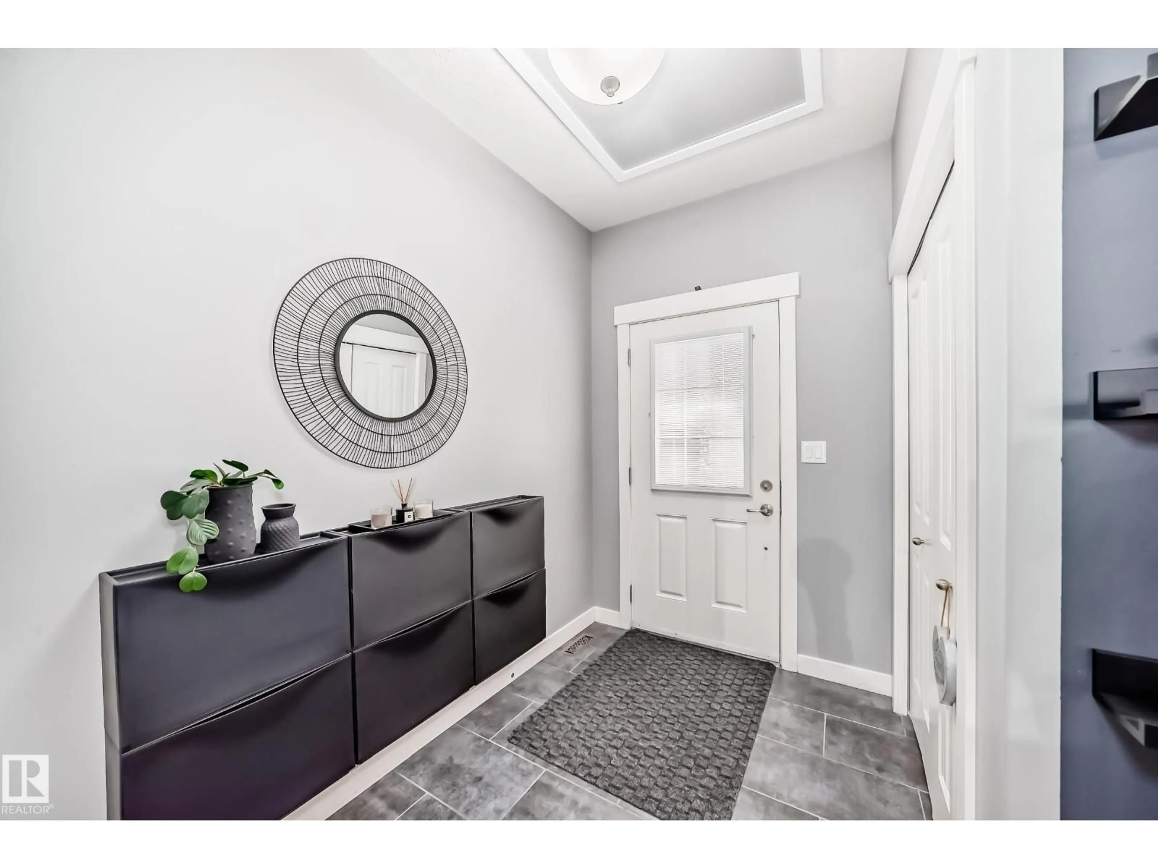 Indoor entryway for 1170 HAYS DR, Edmonton Alberta T6M0M2