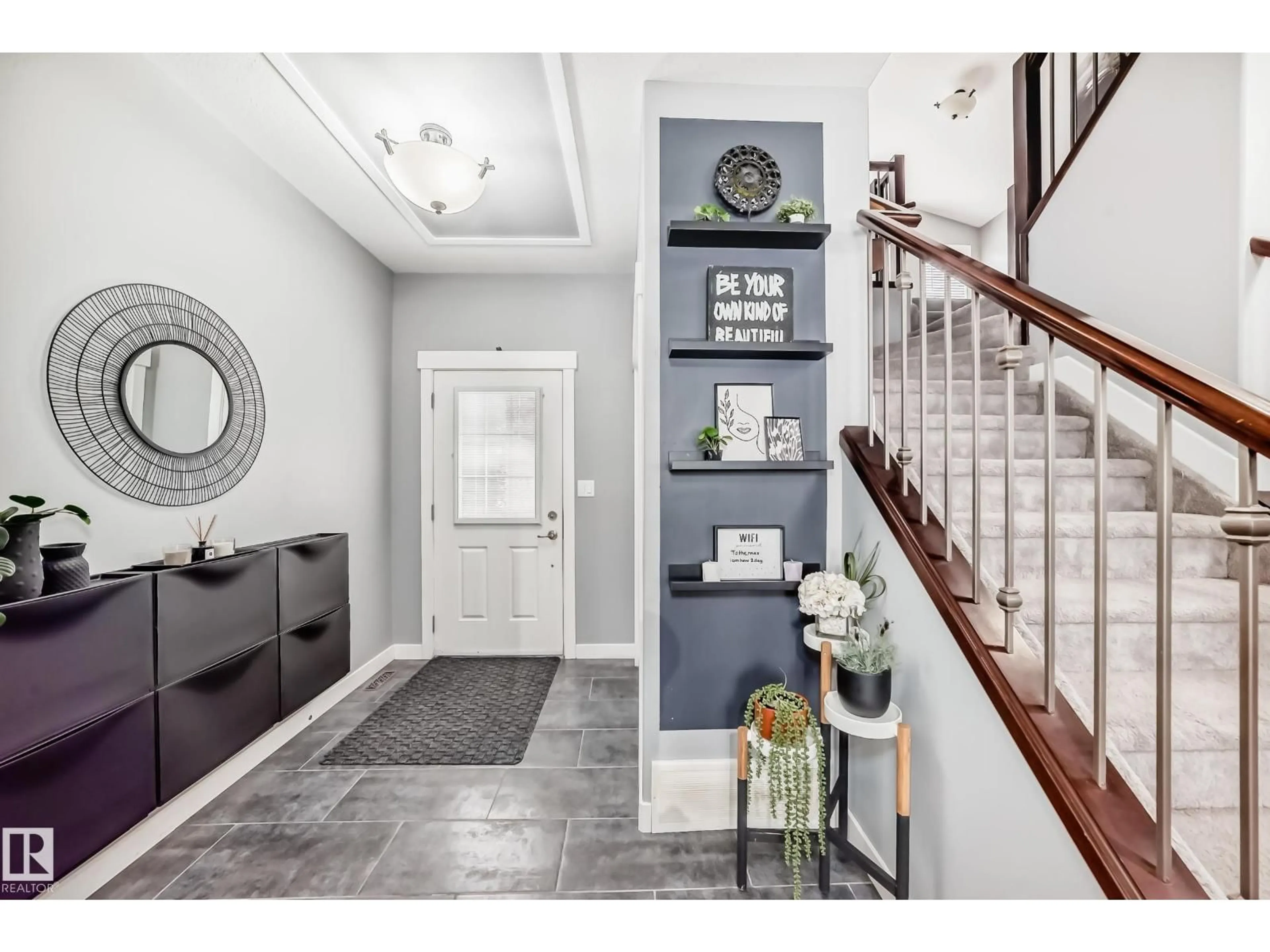 Indoor entryway for 1170 HAYS DR, Edmonton Alberta T6M0M2