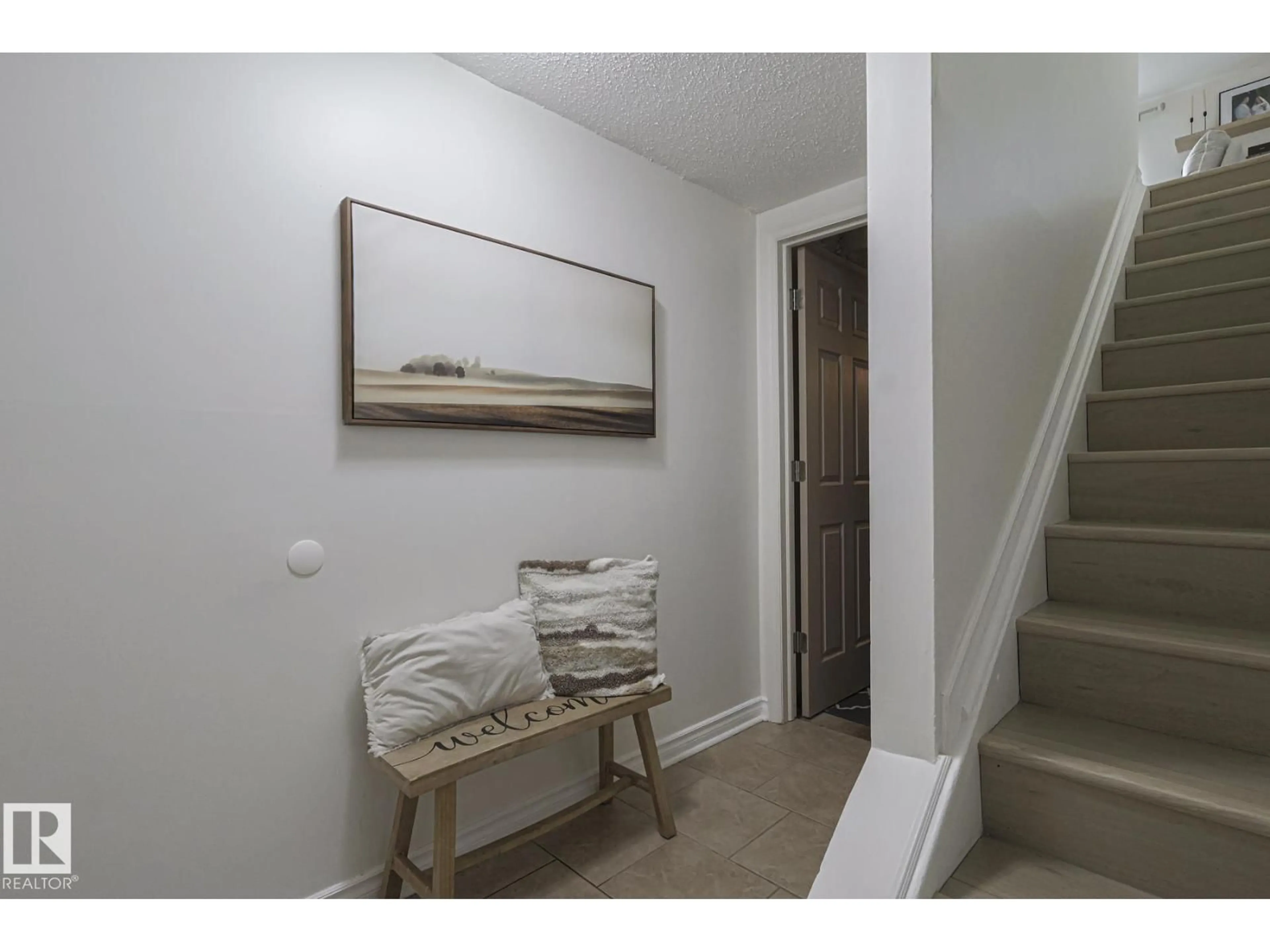 Indoor entryway for 663 ABBOTTSFIELD RD, Edmonton Alberta T5W4R4