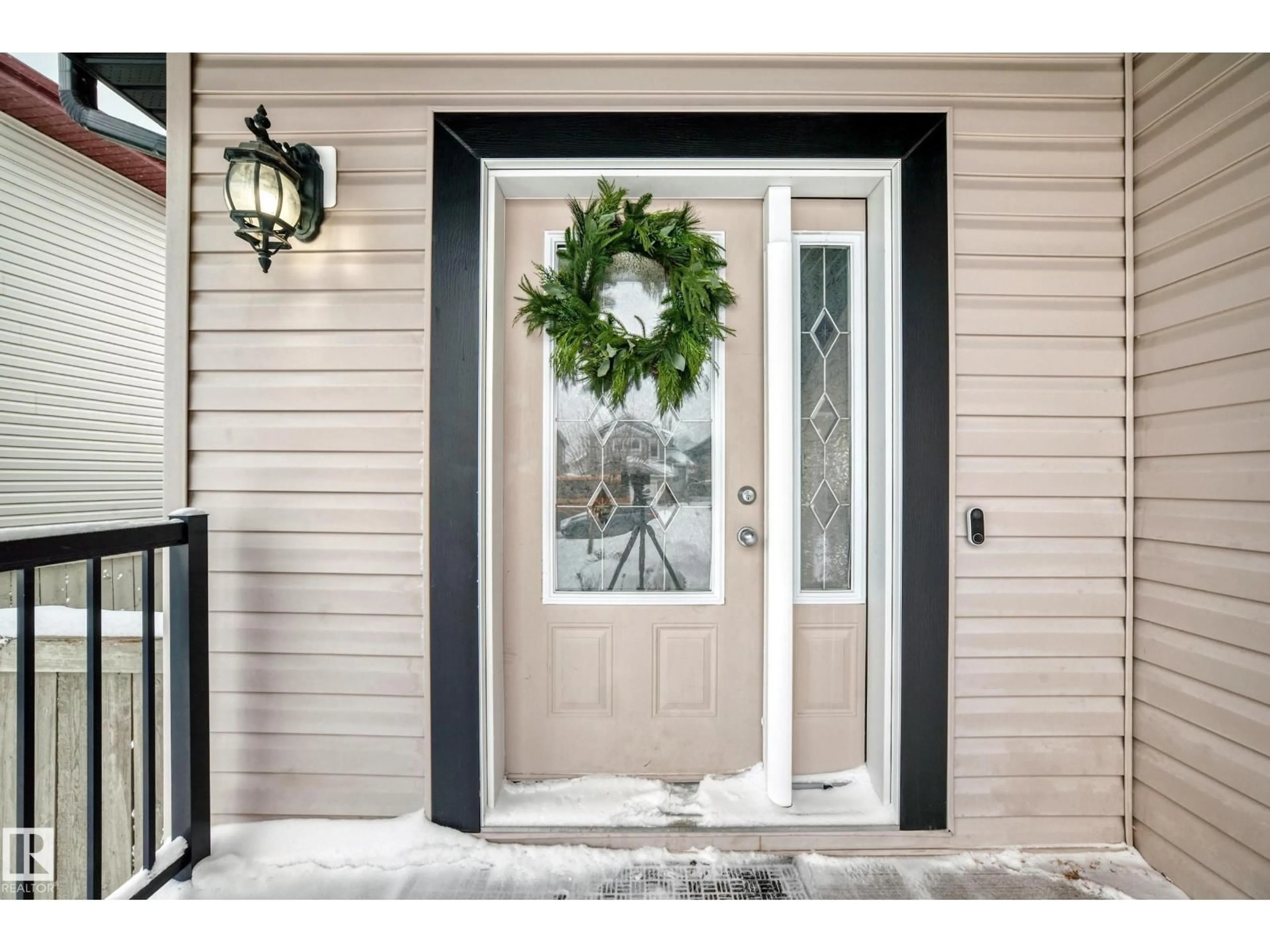 Indoor entryway for 7548 SPEAKER WY, Edmonton Alberta T6R0P1