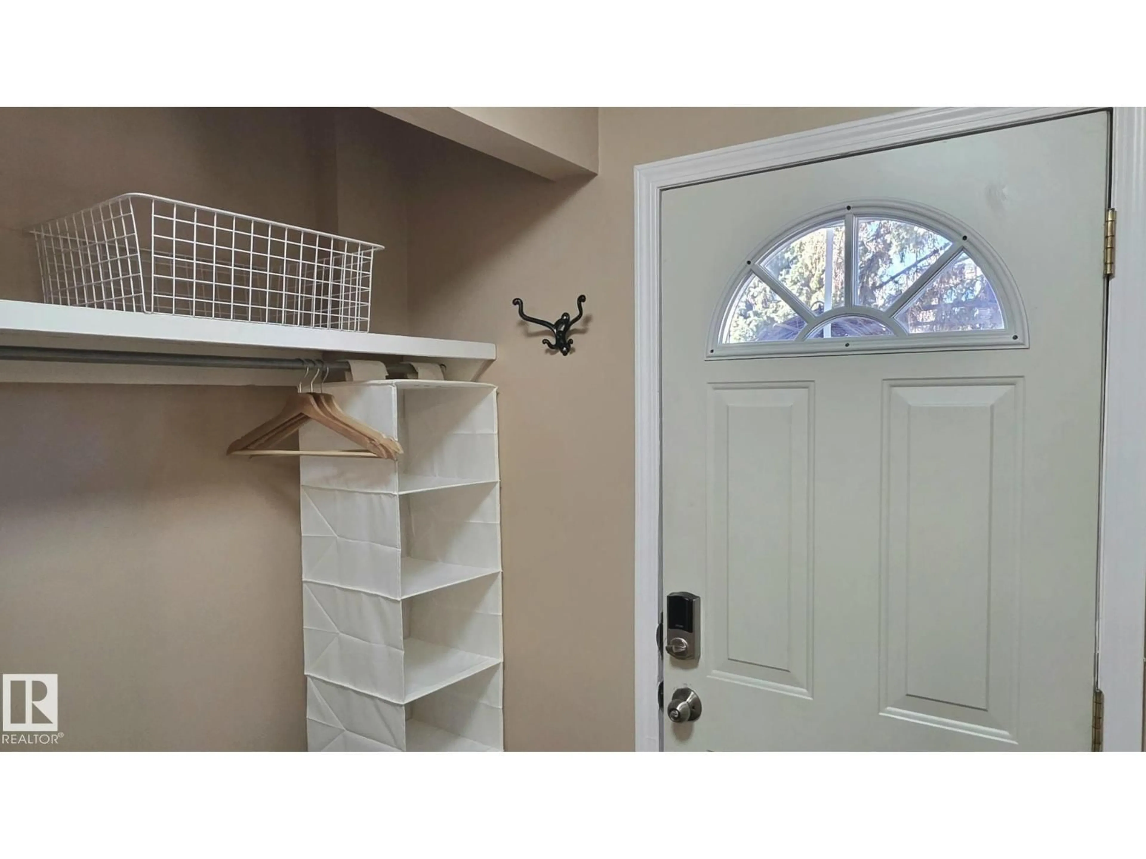 Indoor entryway for 117 LONDONDERRY SQUARE, Edmonton Alberta T5C3C4