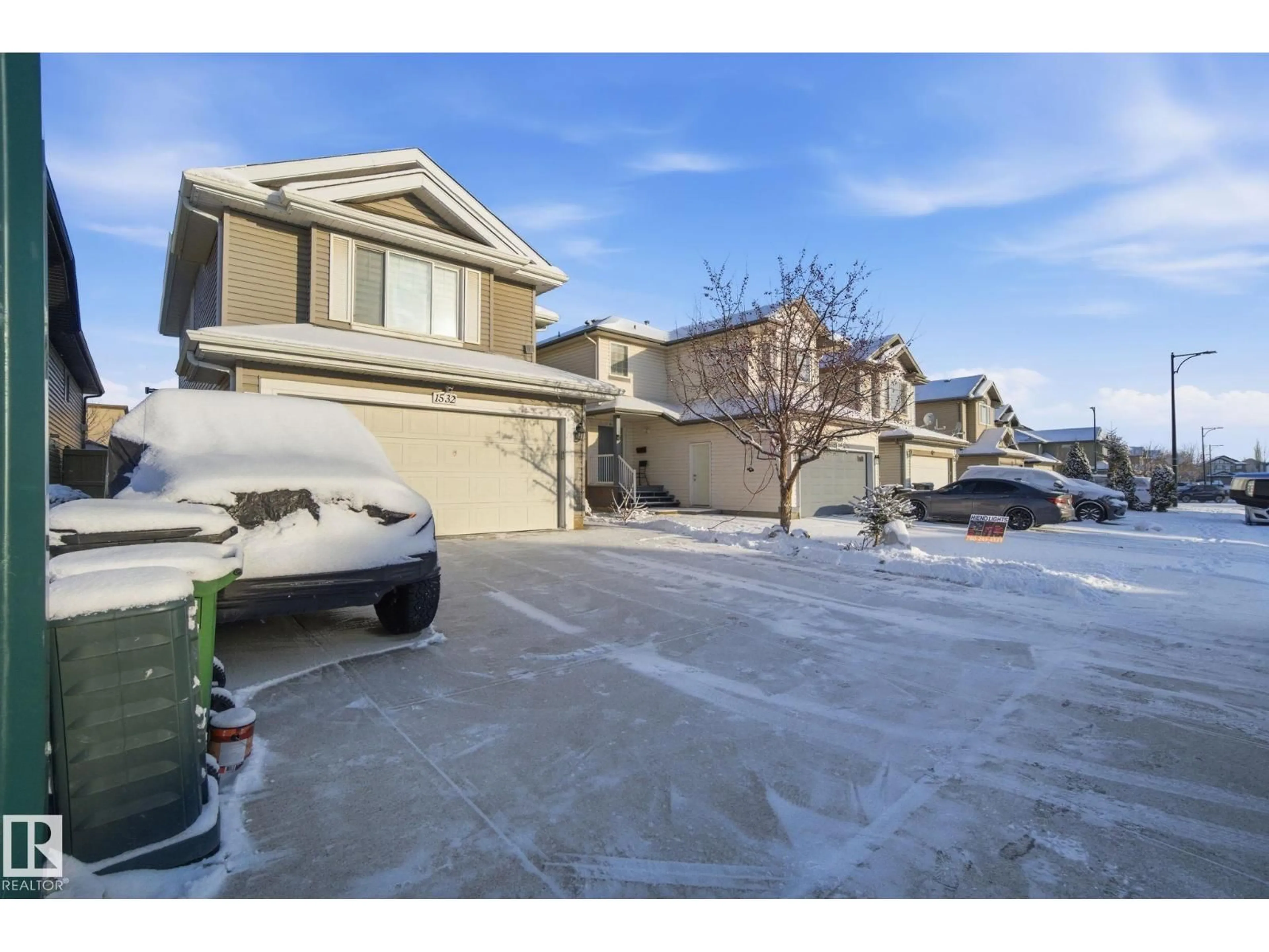 A pic from outside/outdoor area/front of a property/back of a property/a pic from drone, street for 1532 37C AV AV, Edmonton Alberta T6T0E1