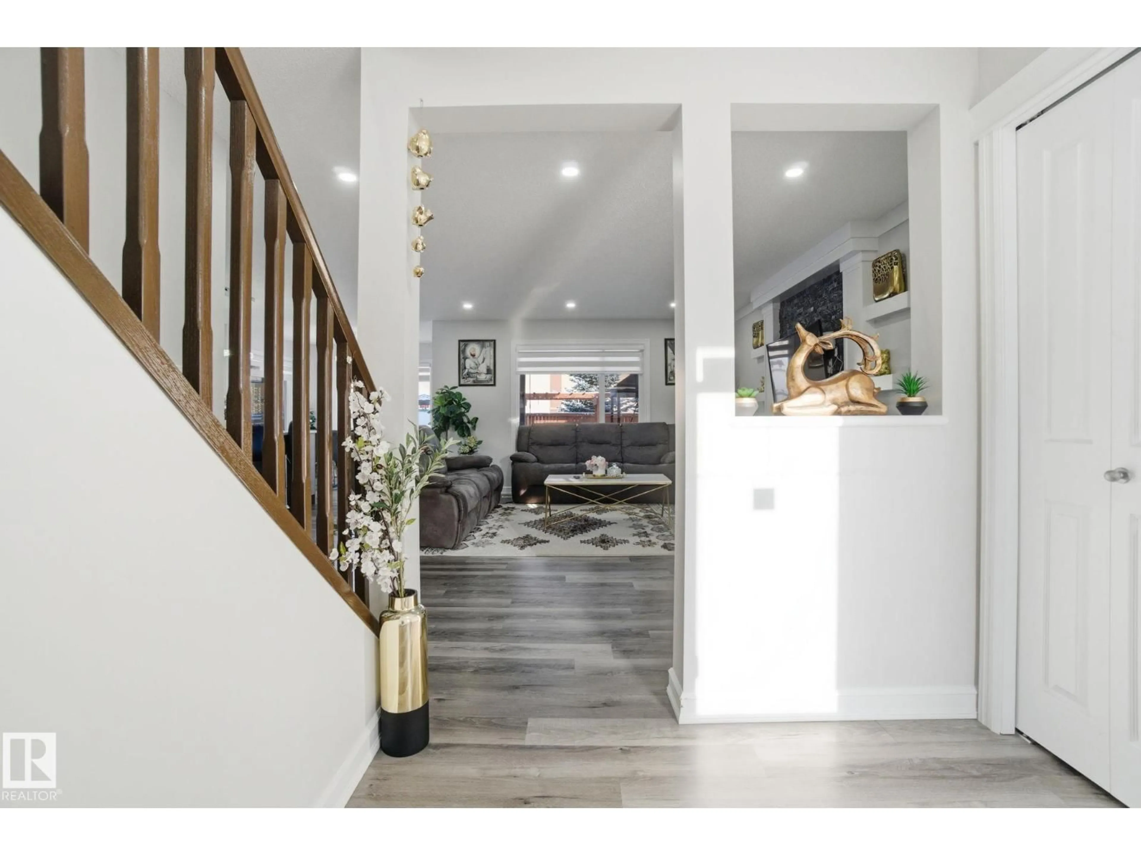 Indoor entryway for 1532 37C AV AV, Edmonton Alberta T6T0E1