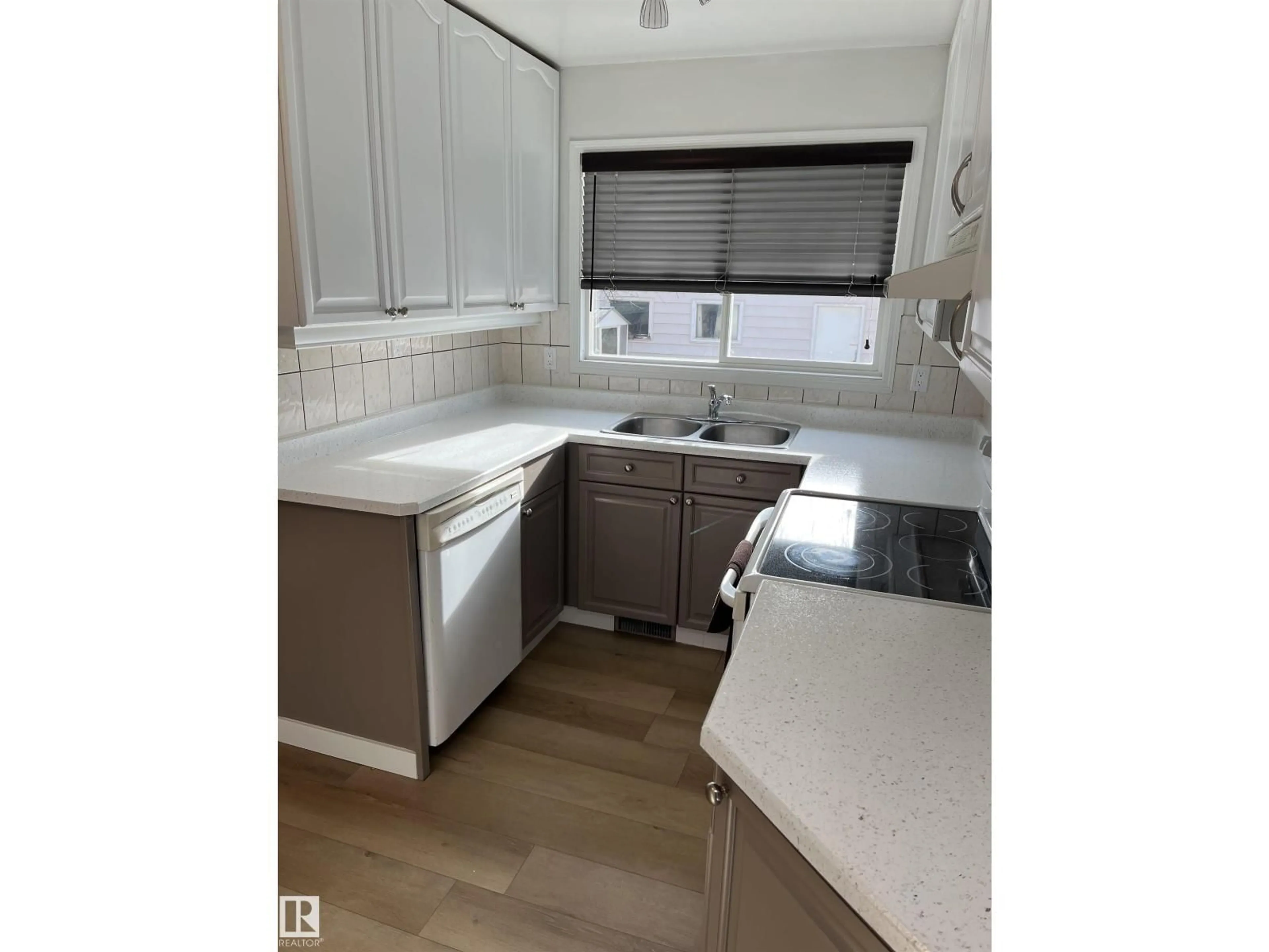 Standard kitchen, unknown for 4508 44 AV, Stony Plain Alberta T7Z1J2
