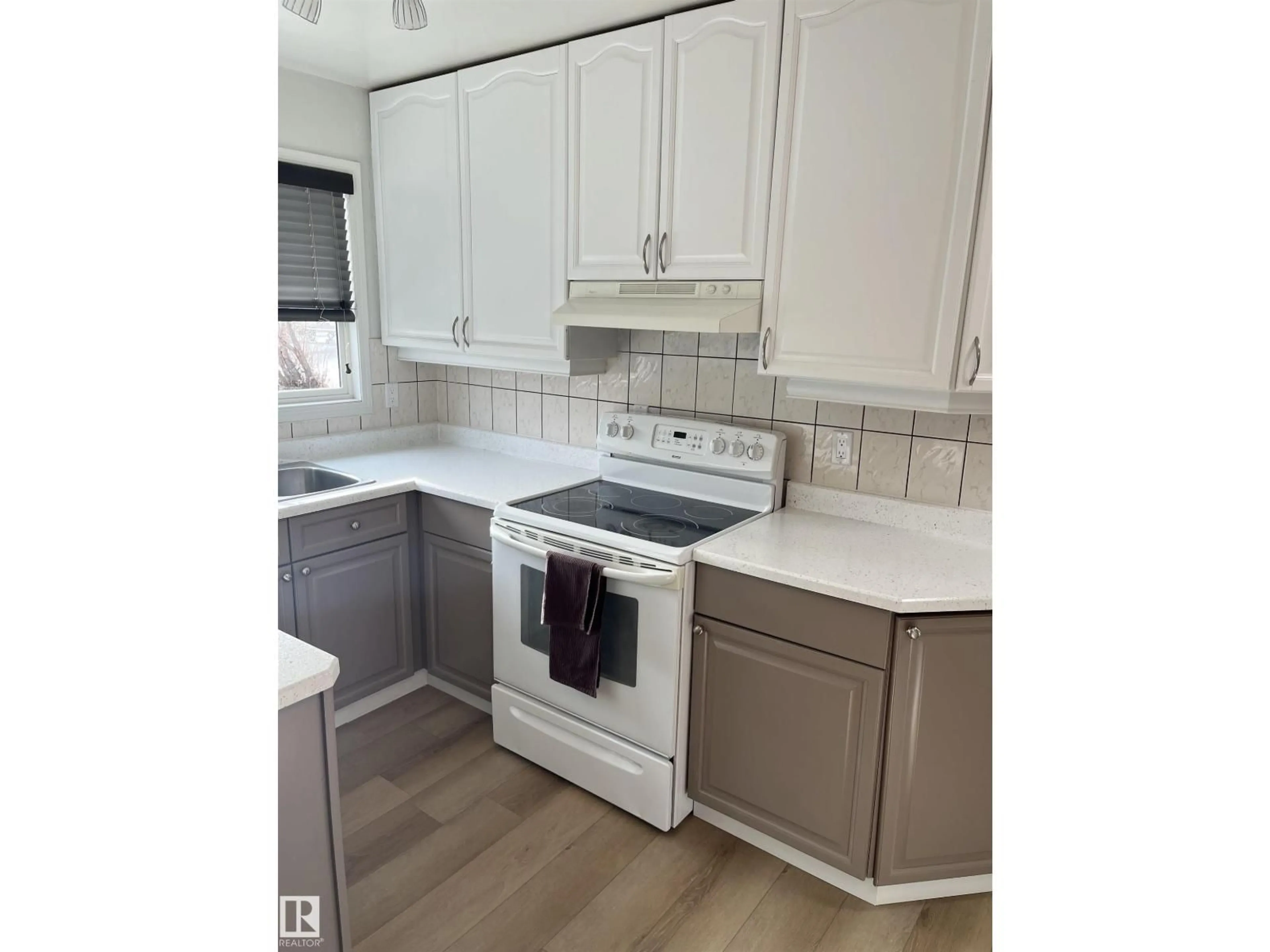 Standard kitchen, unknown for 4508 44 AV, Stony Plain Alberta T7Z1J2