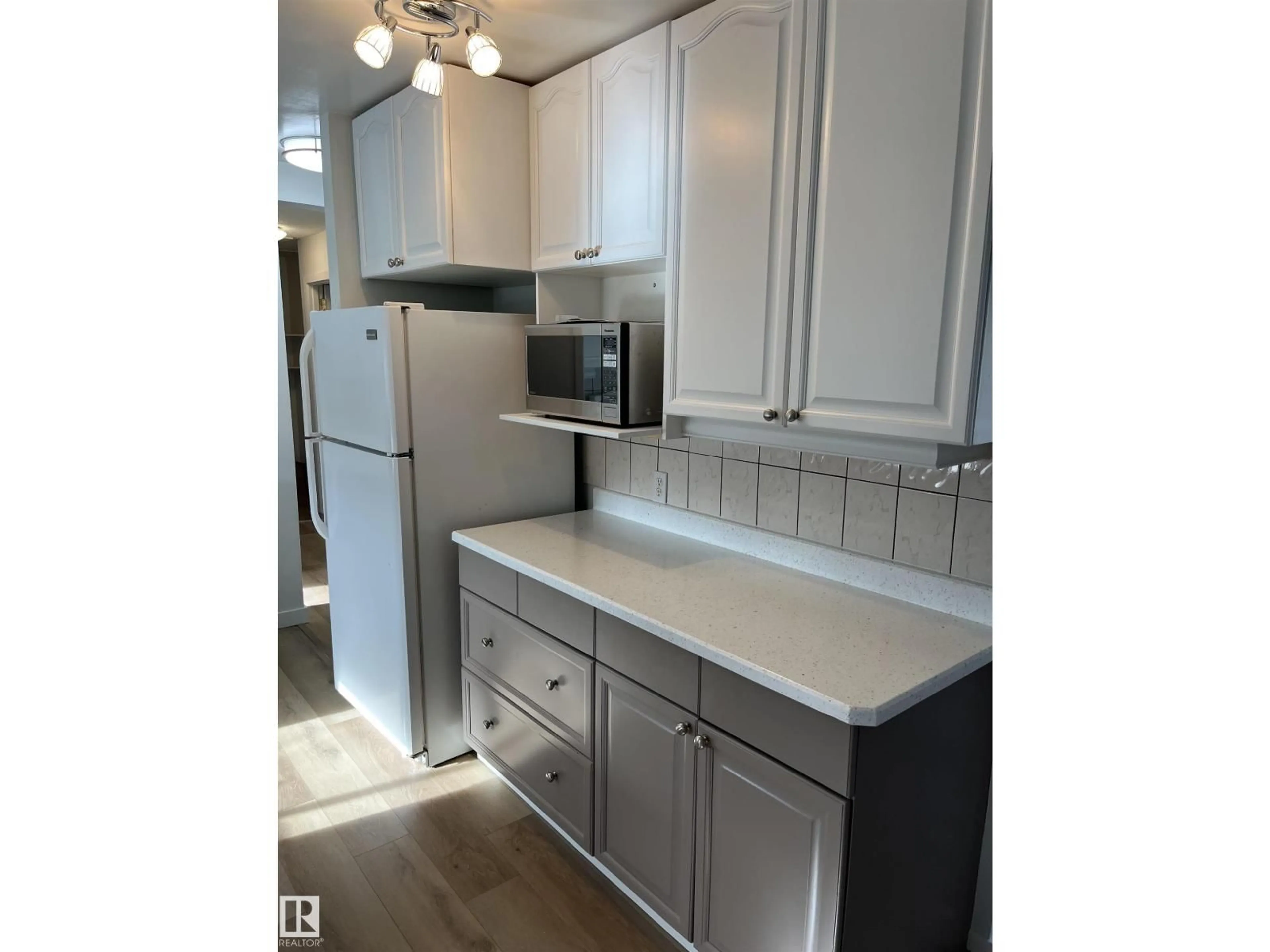 Standard kitchen, unknown for 4508 44 AV, Stony Plain Alberta T7Z1J2