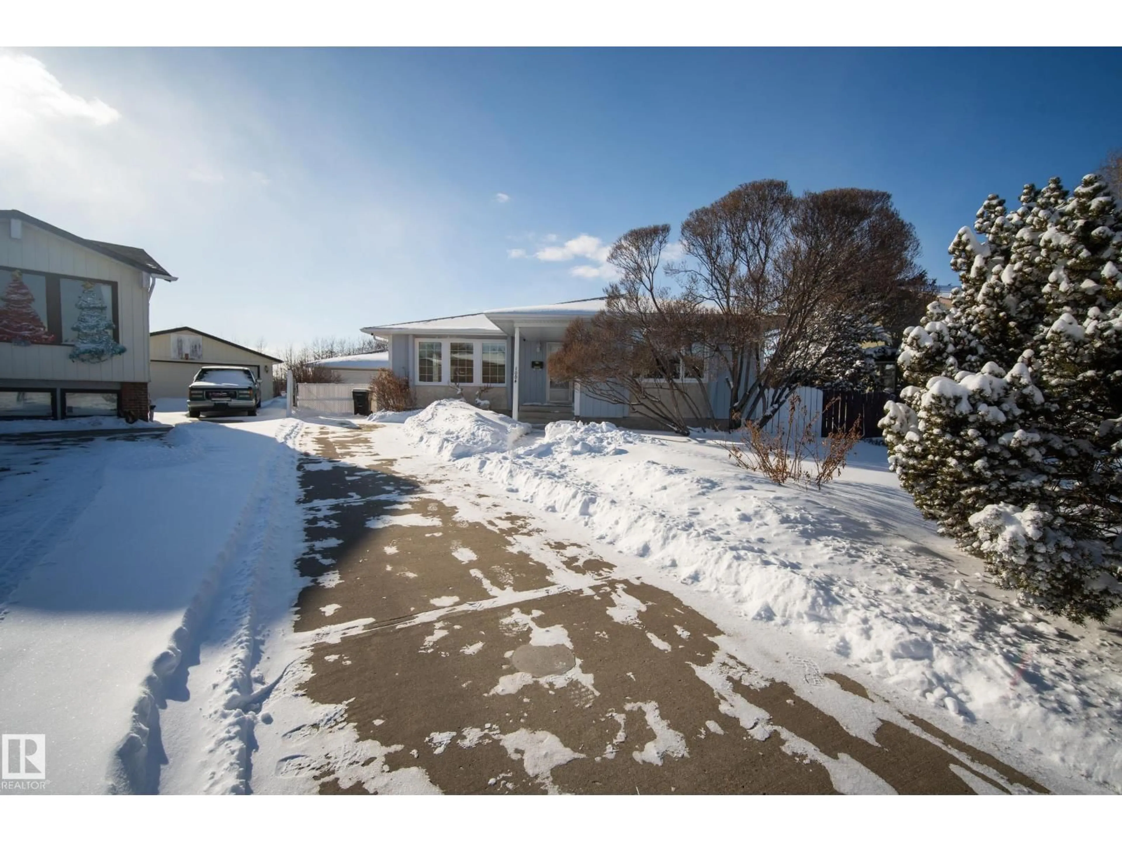 A pic from outside/outdoor area/front of a property/back of a property/a pic from drone, street for 1004 61 ST, Edmonton Alberta T6L2G5