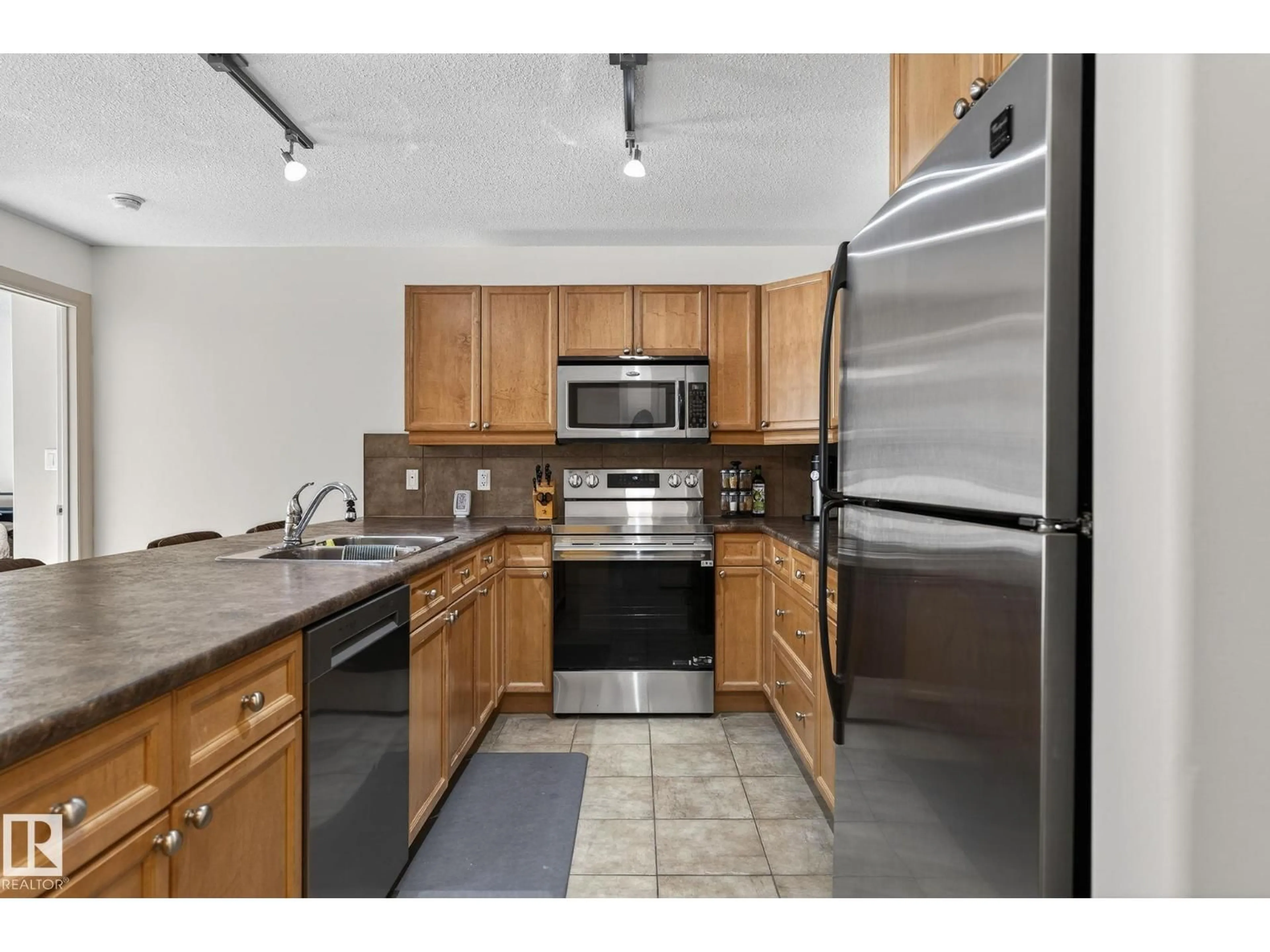 Standard kitchen, unknown for 222 400 PALISADES WY, Sherwood Park Alberta T8H0H4