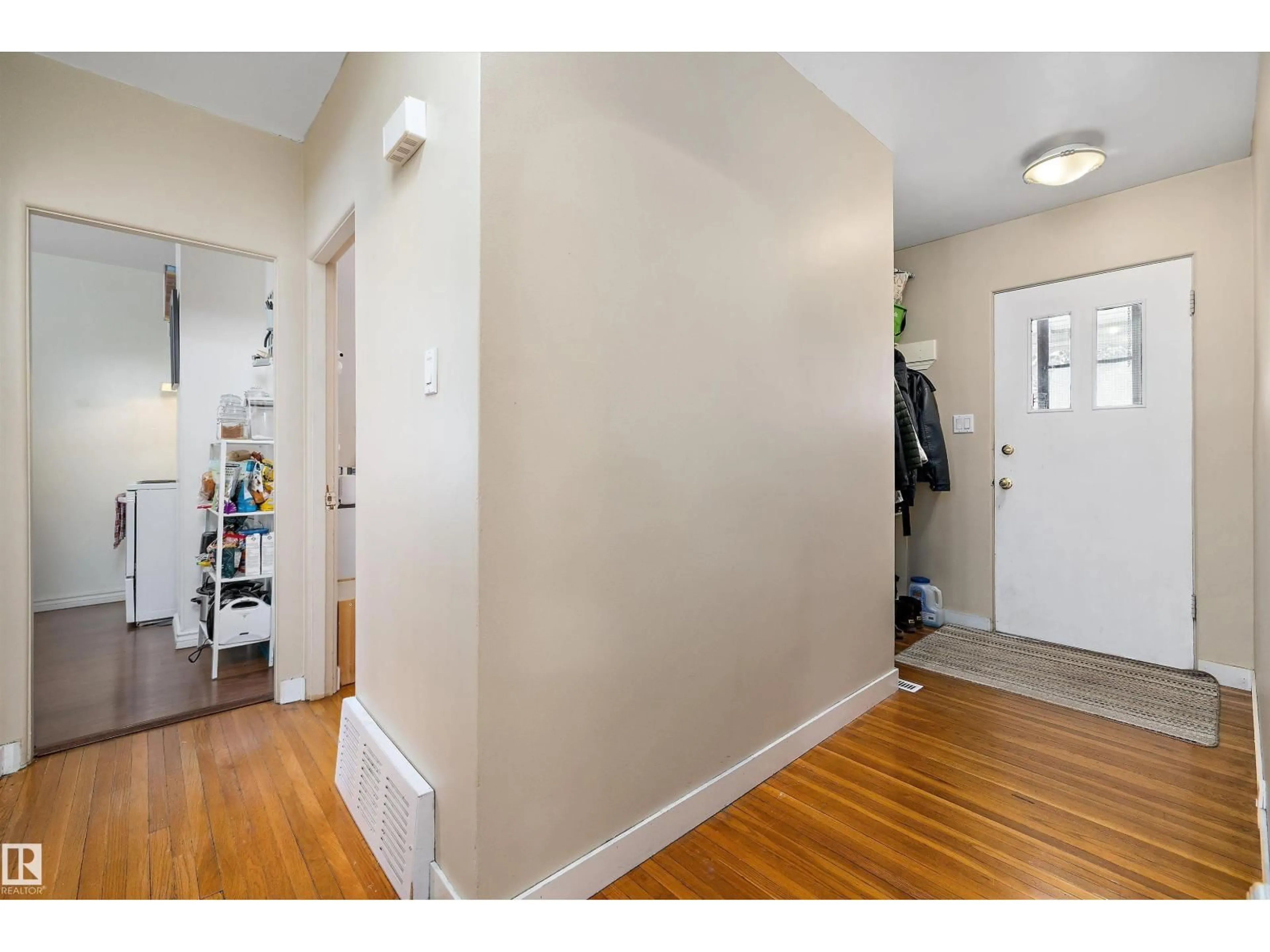 Indoor entryway for 11242 72 AV, Edmonton Alberta T6G0B5