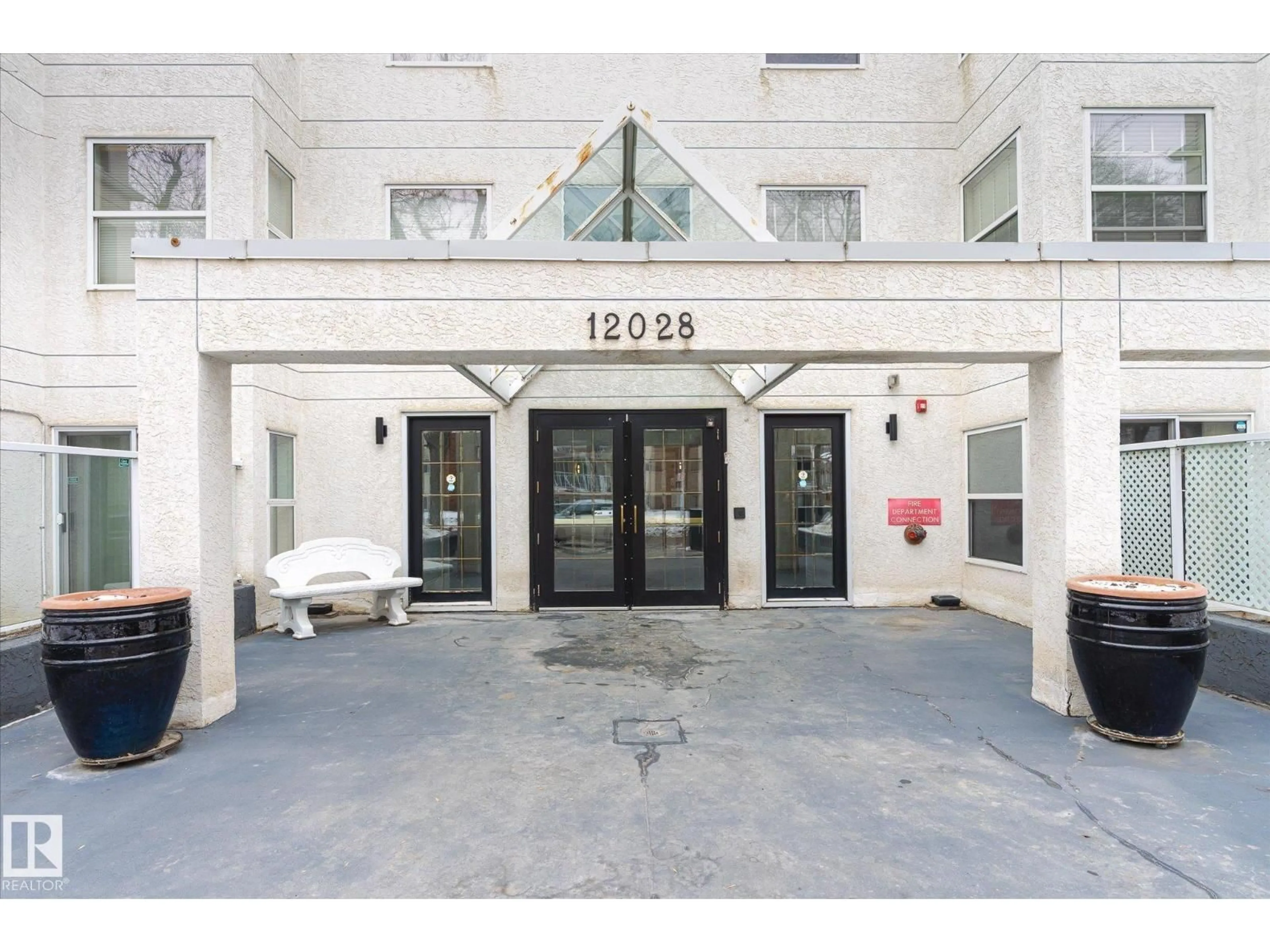 Indoor foyer for #207 - 12028 103 AV, Edmonton Alberta T5K2T9