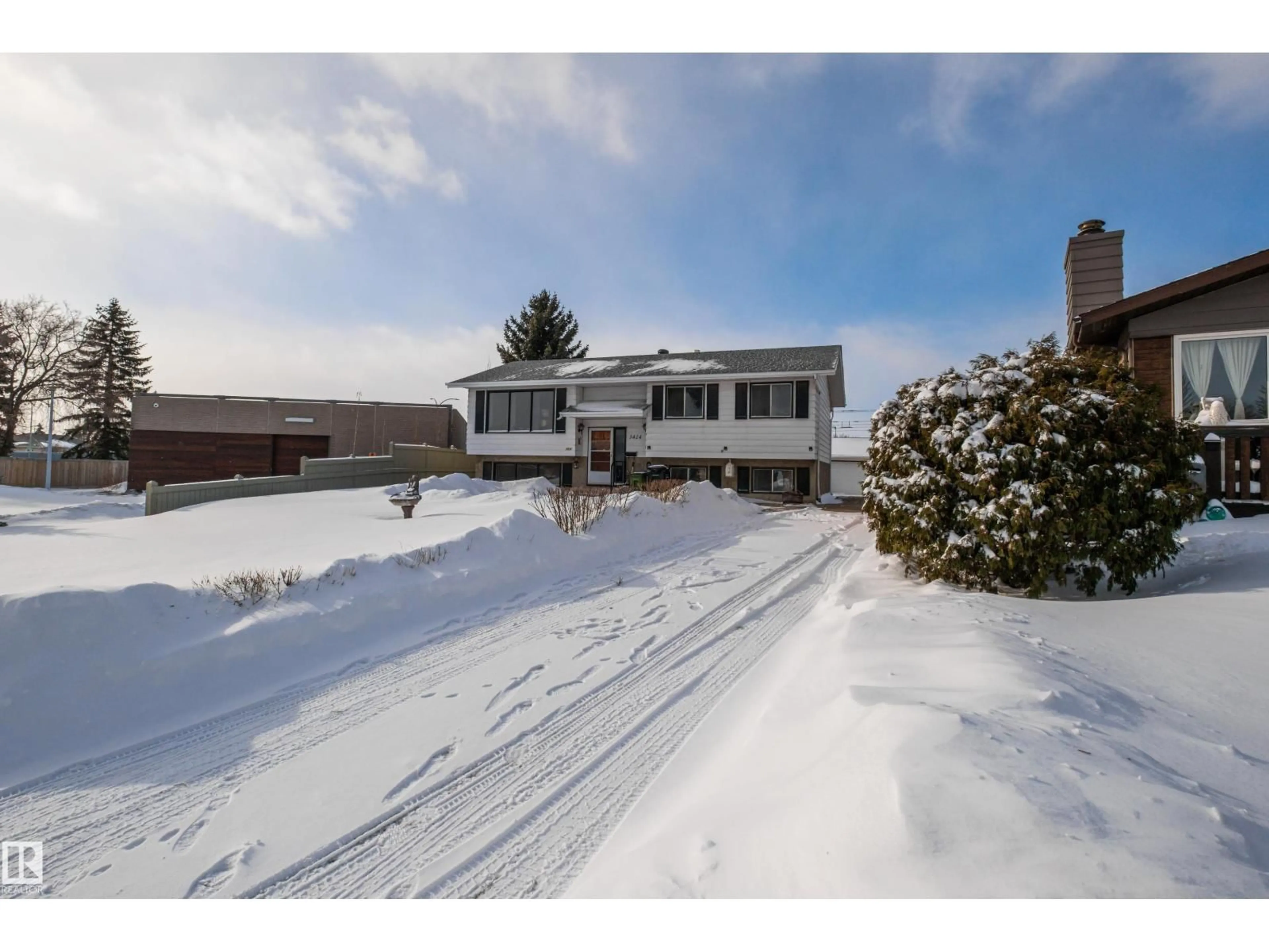 A pic from outside/outdoor area/front of a property/back of a property/a pic from drone, street for NW - 3424 65 ST, Edmonton Alberta T6L2C6